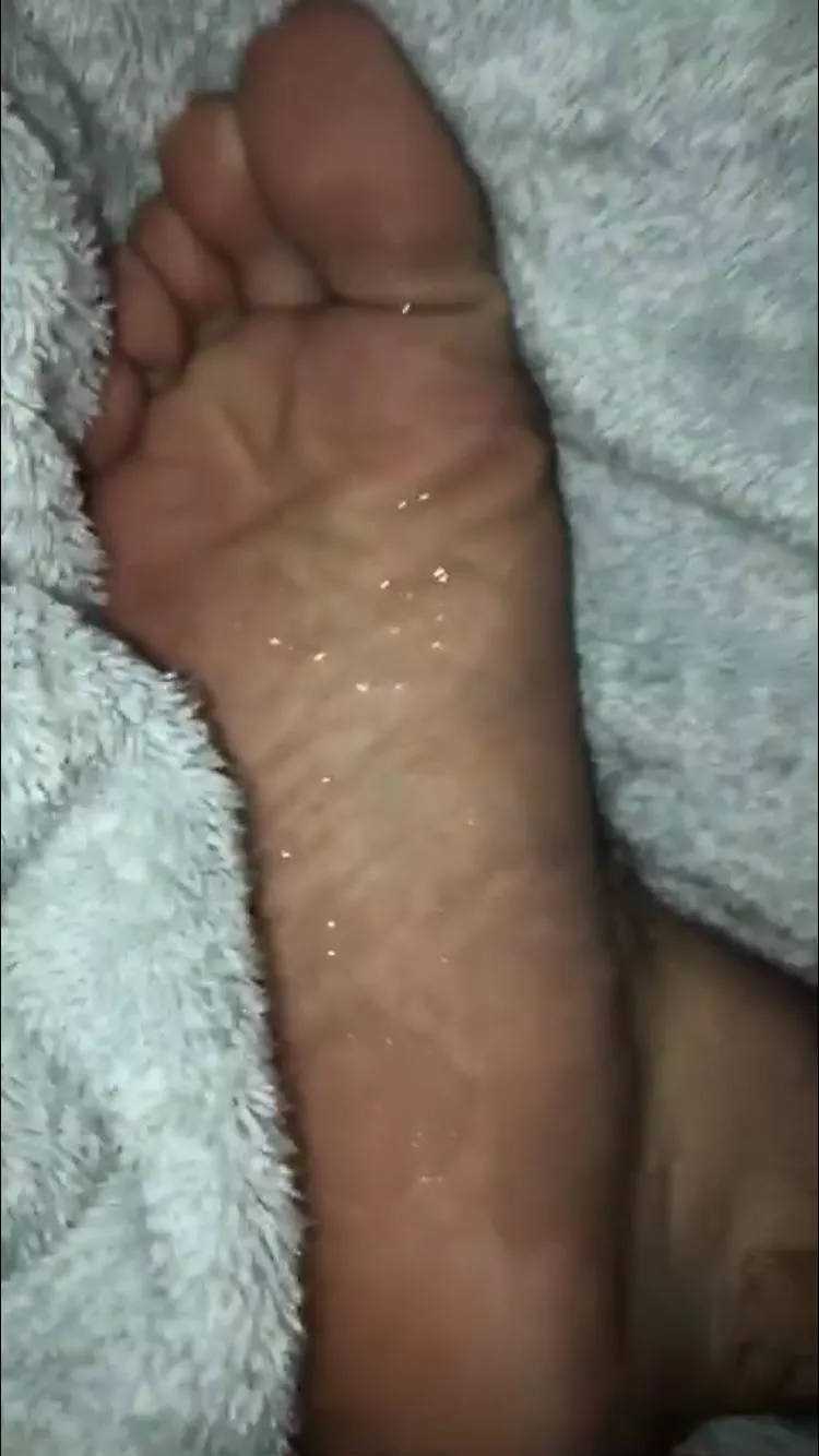 (21) nutted all over my lil feet