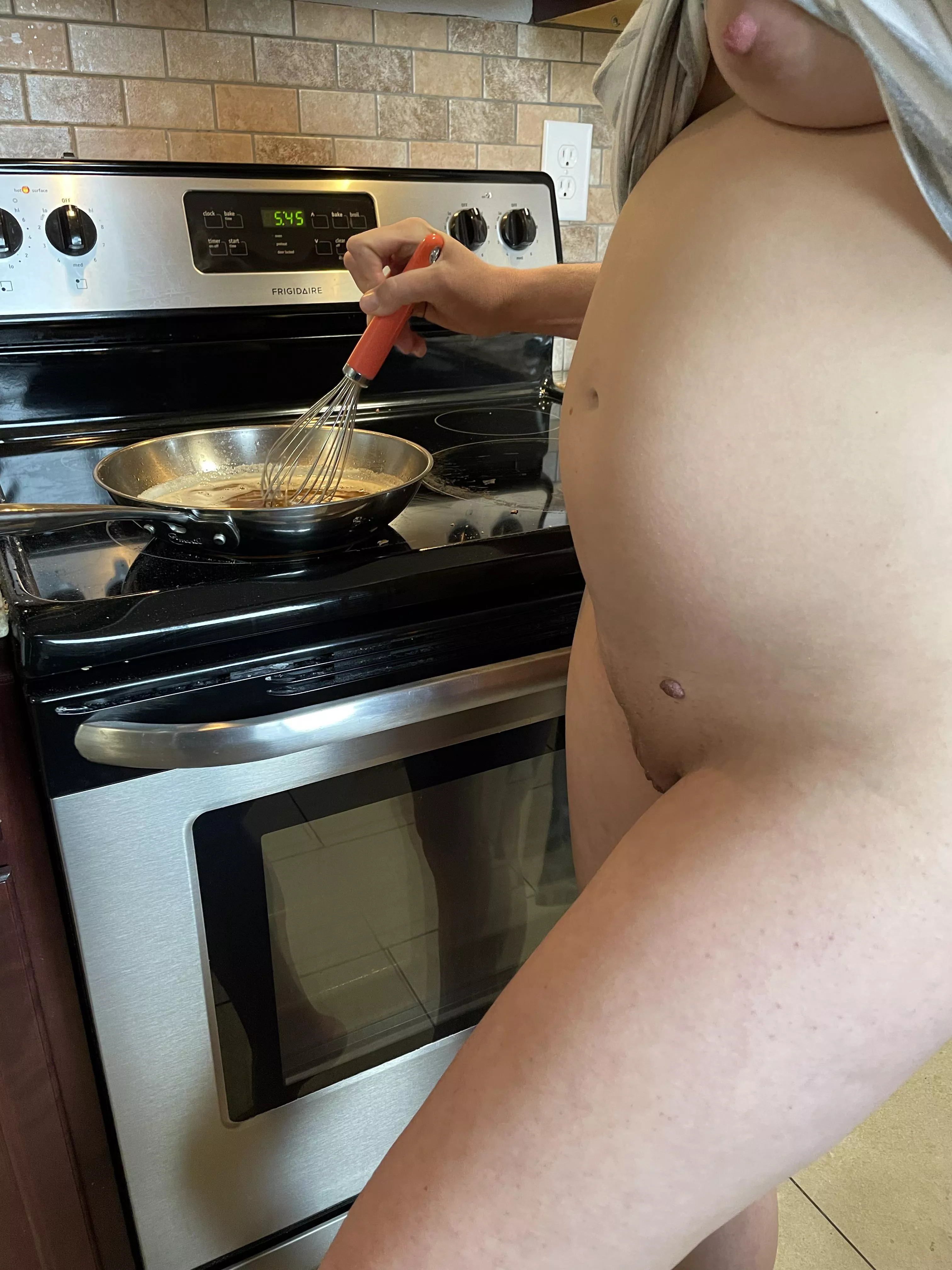 21 weeks pregnant and cooking naked!