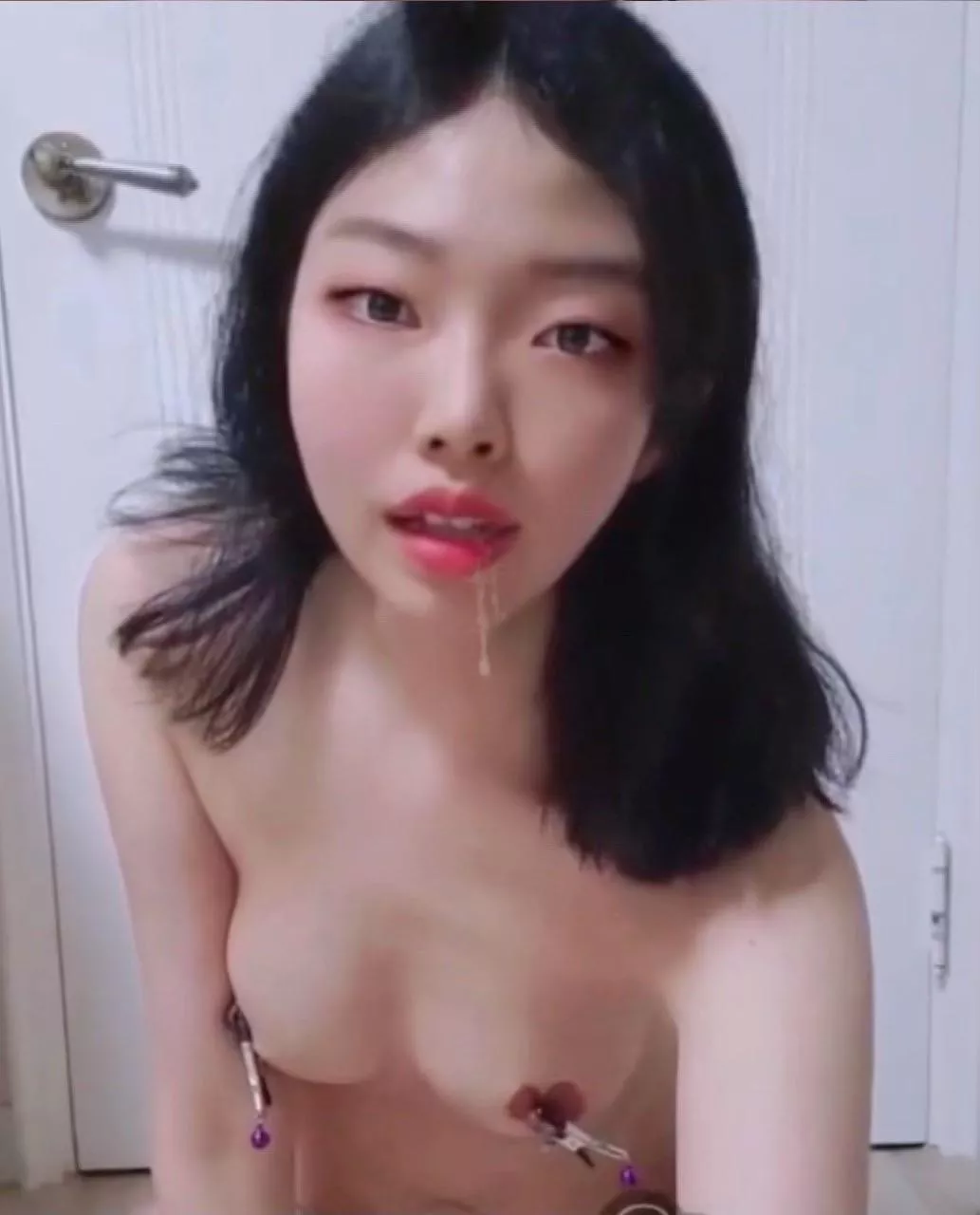 22F Depraved Korean college girl here🙋🏻‍♀️ Am I cute or hot? Pls tell me :x