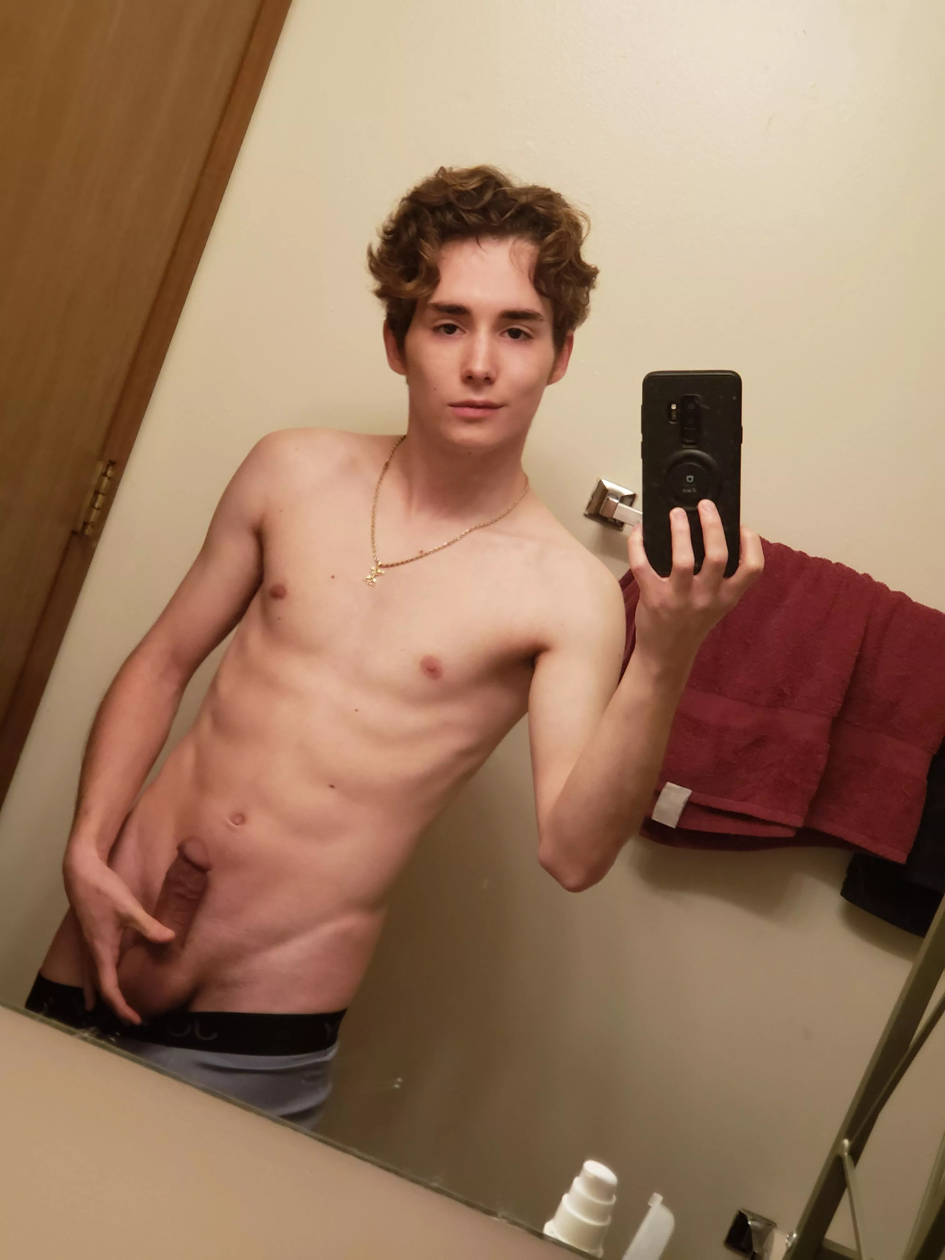 23, anyone like curly haired twinks with a hard cock? 😘