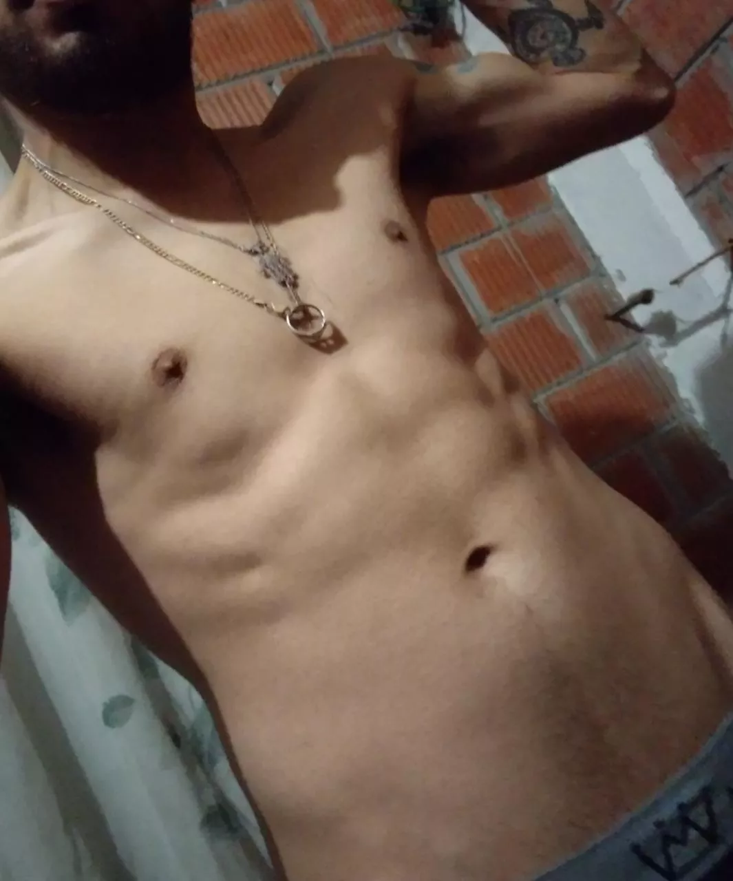 [24] Just skinny latino boi flexing being Alpha