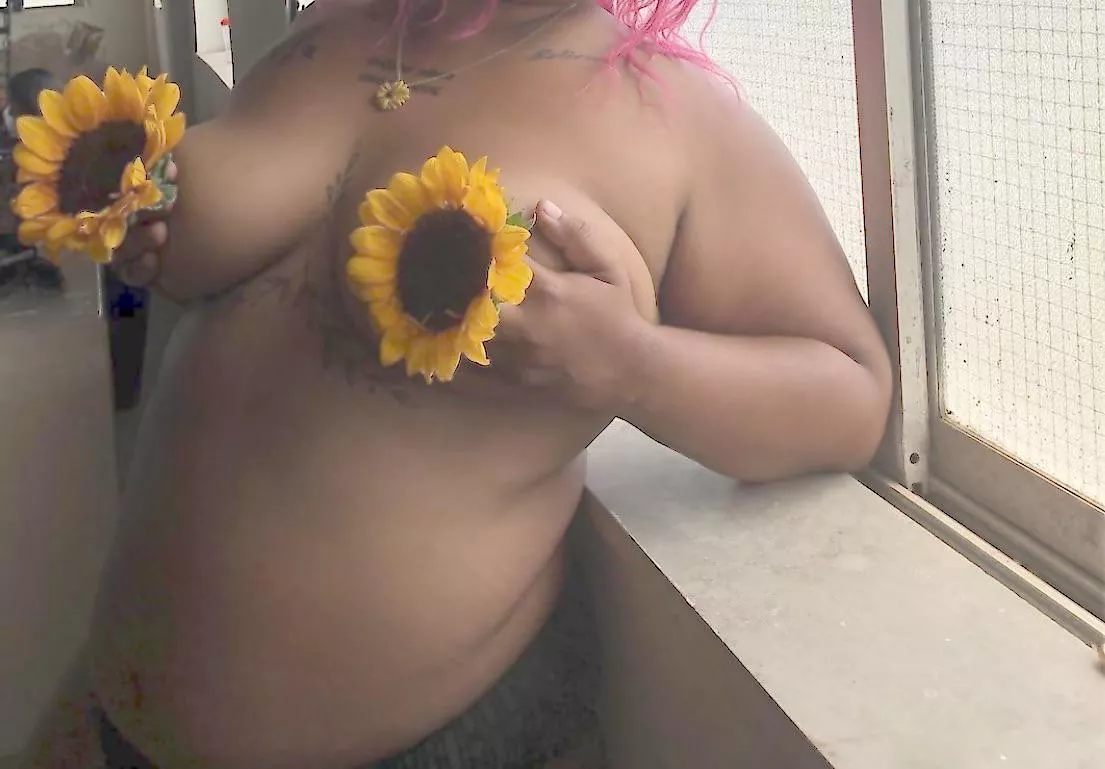 [24F] Yeah they jiggle like sunflowers in the field 😈