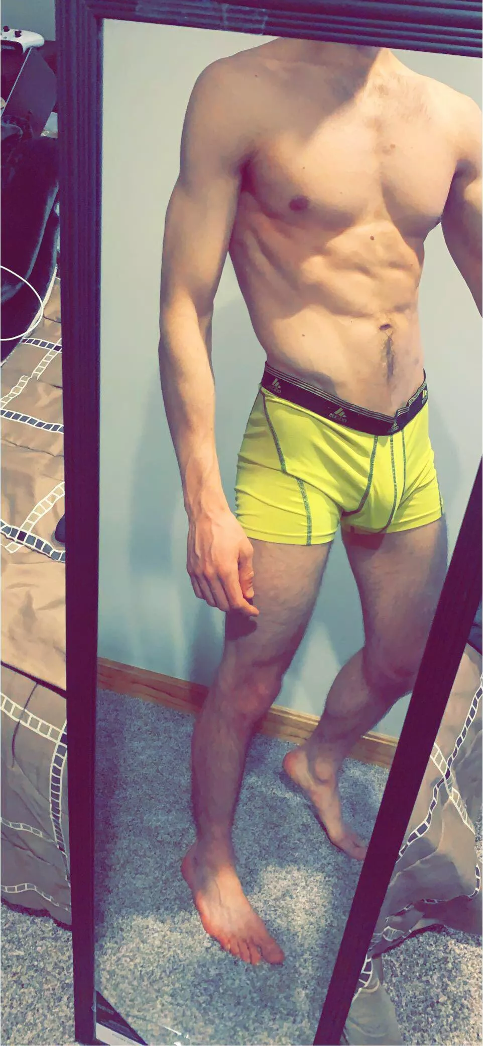 25 Bi Who likes an athletic bulge ?!