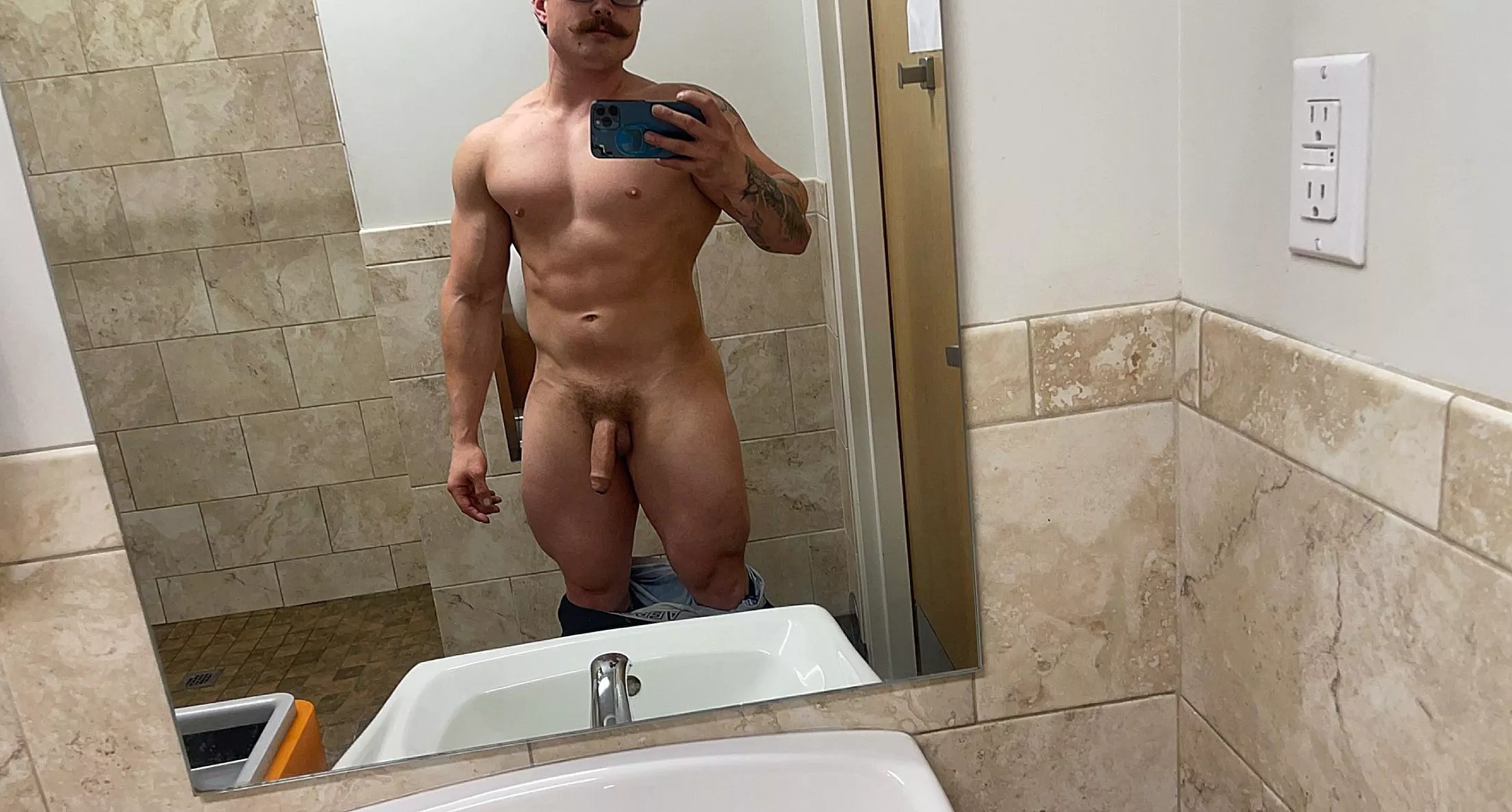 25 [M] 5’5” - Felt like taking a mid gym pump selfie. Friday vibes