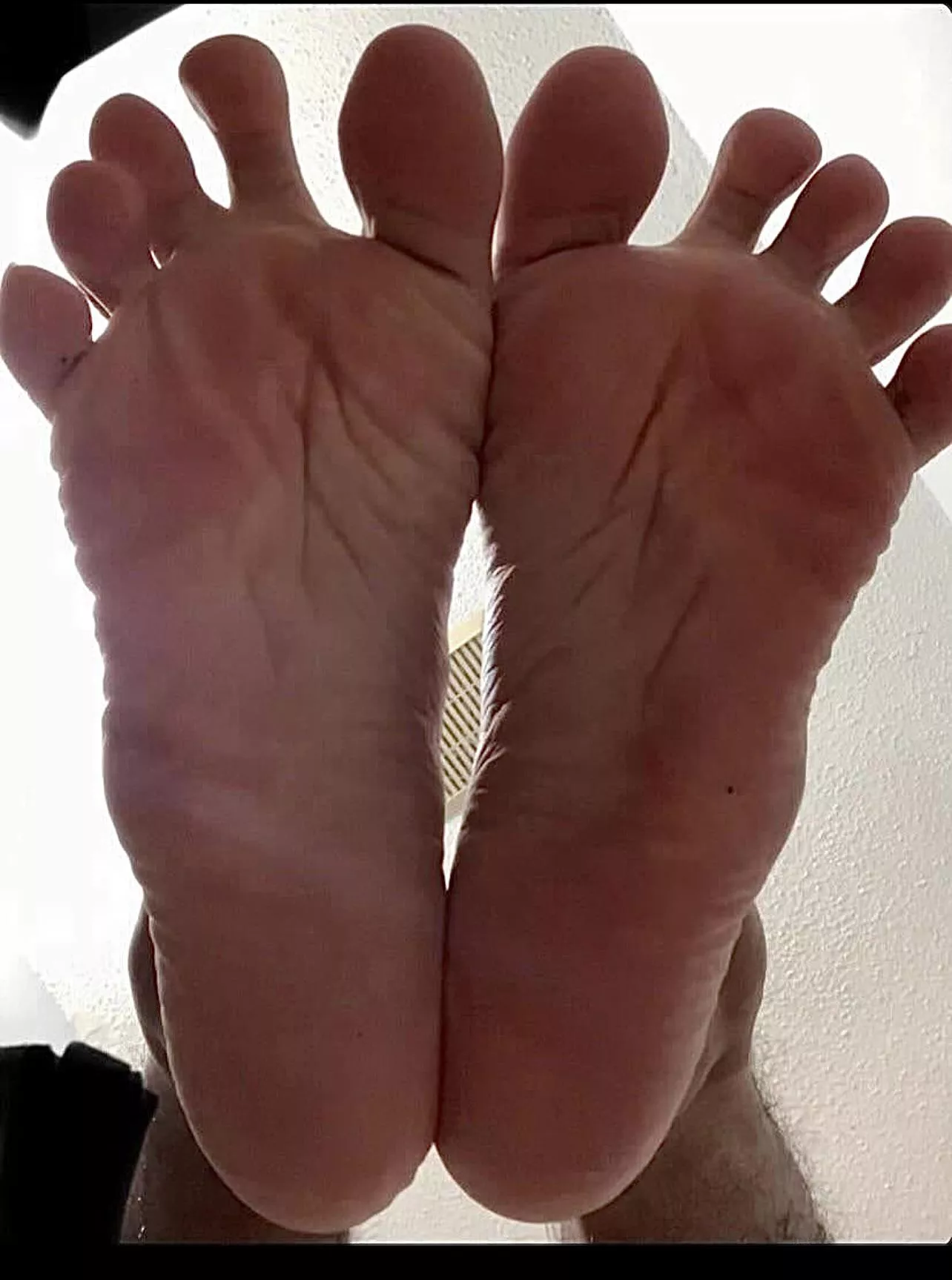 25M Connecticut - Iâ€™m into girls but Iâ€™ll literally let anyone with a Foot Fetish to suck on my toes and to lick my soft,smooth soles (I enjoy helping out people with Foot Fetish by giving them mine)