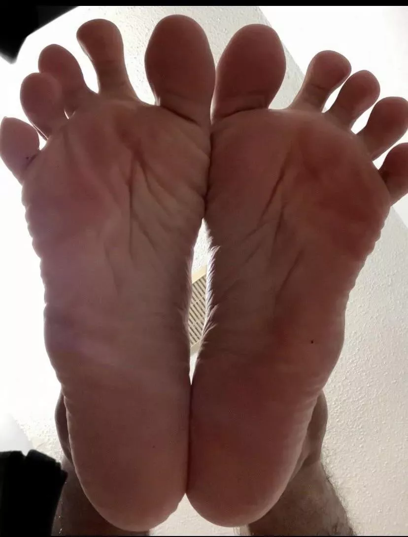 25m Connecticut - Let me rub your face with my soft,smooth,wrinkly feet and press your tongue against my soles afterwards