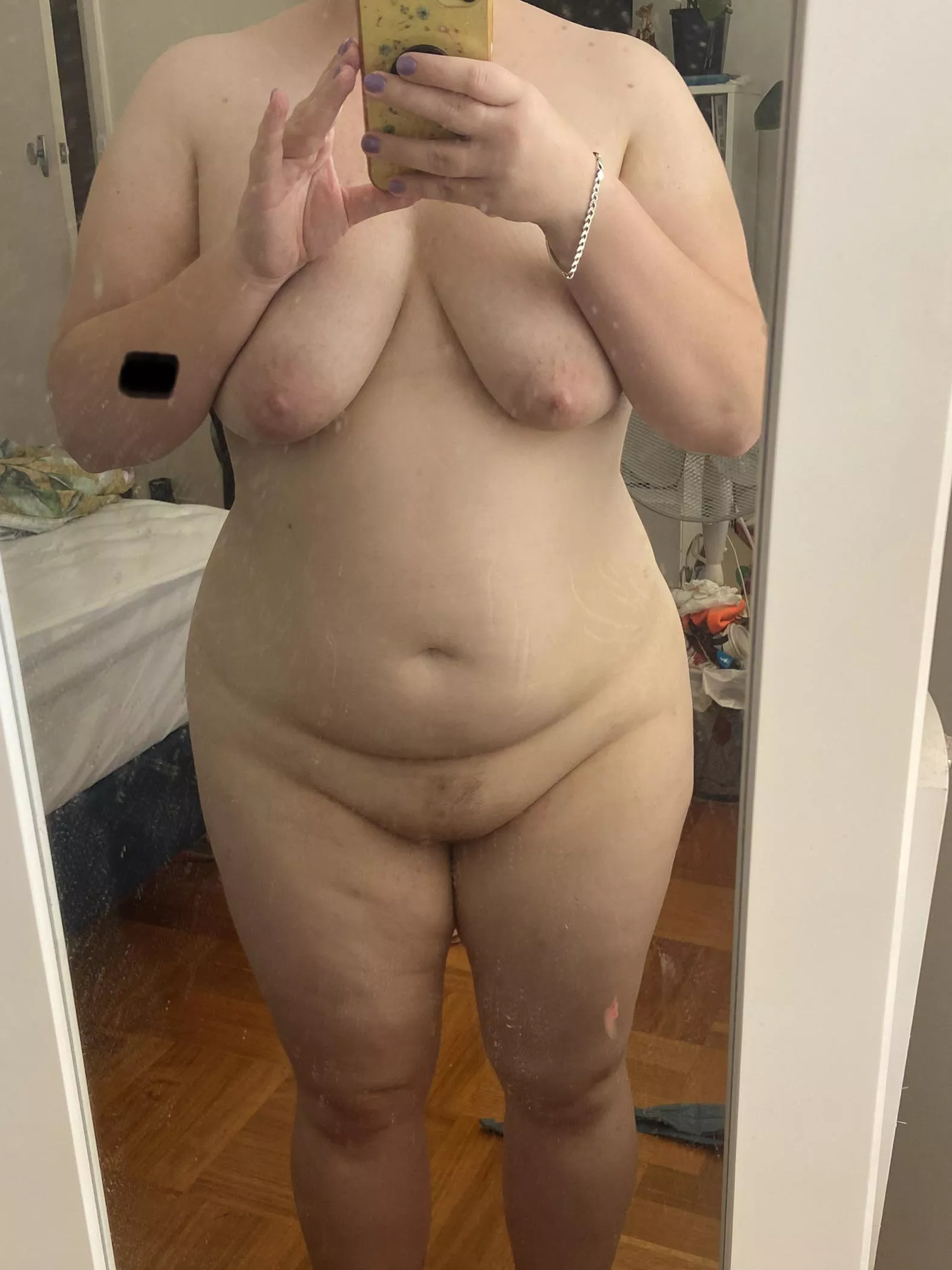 26f 75kgs, 5ft2- I’m supposed to be cleaning but here I am taking nudes…