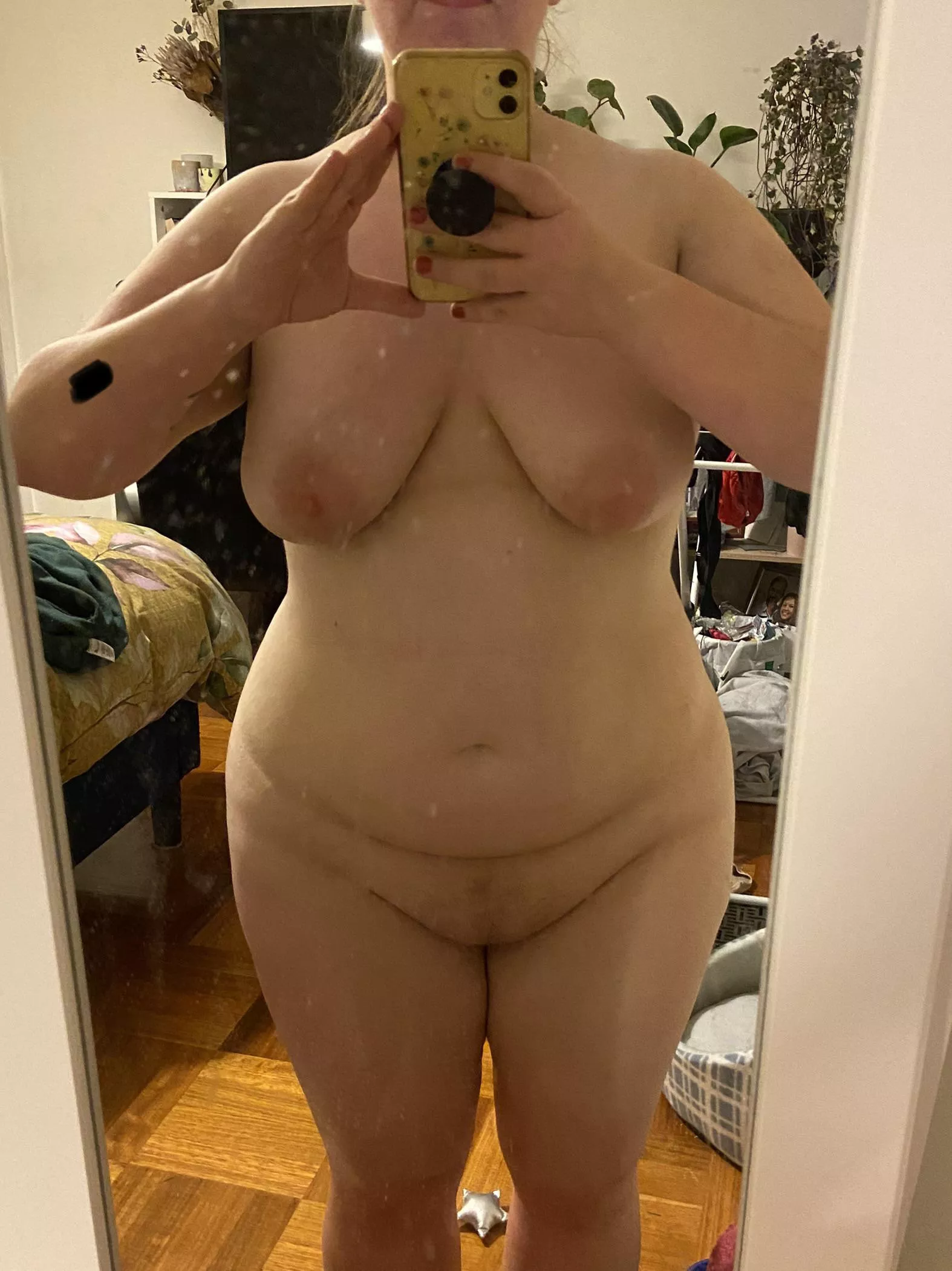 26f, 75kgs, 5ft2- yet another post-shower picâ€¦ does anyone have tips on how to clean my mirror?