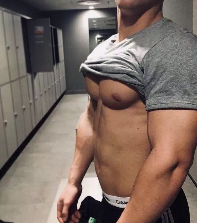 26yo muscle sub looking for a dominant and fit/ muscled daddy kind of guy. Hmu