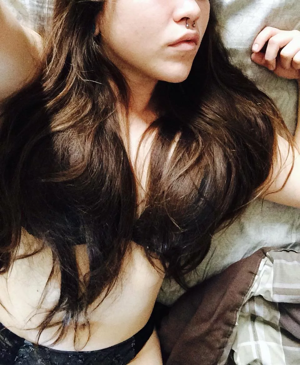 [28] [F] Having a lazy day 👅