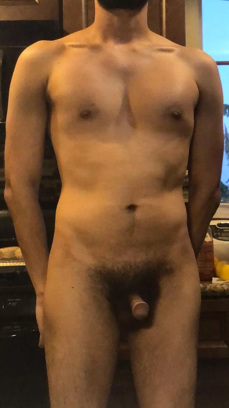 28M 5â€™8â€ 150 â€” kinda whatever about my body but Iâ€™m hoping to lose some weight