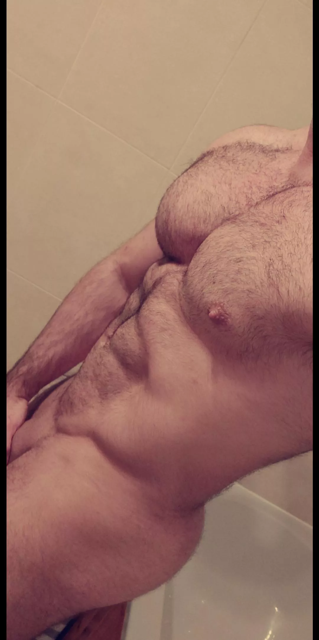 29 [M] Hung, muscular and not shy 😏. Willing to exchange vids/snaps 😈. Will live verify and will expect you to do the same - won't expect you to show your face if you don't want too 😊. Ladies only please, I am 100% straight 🤣. Check my post