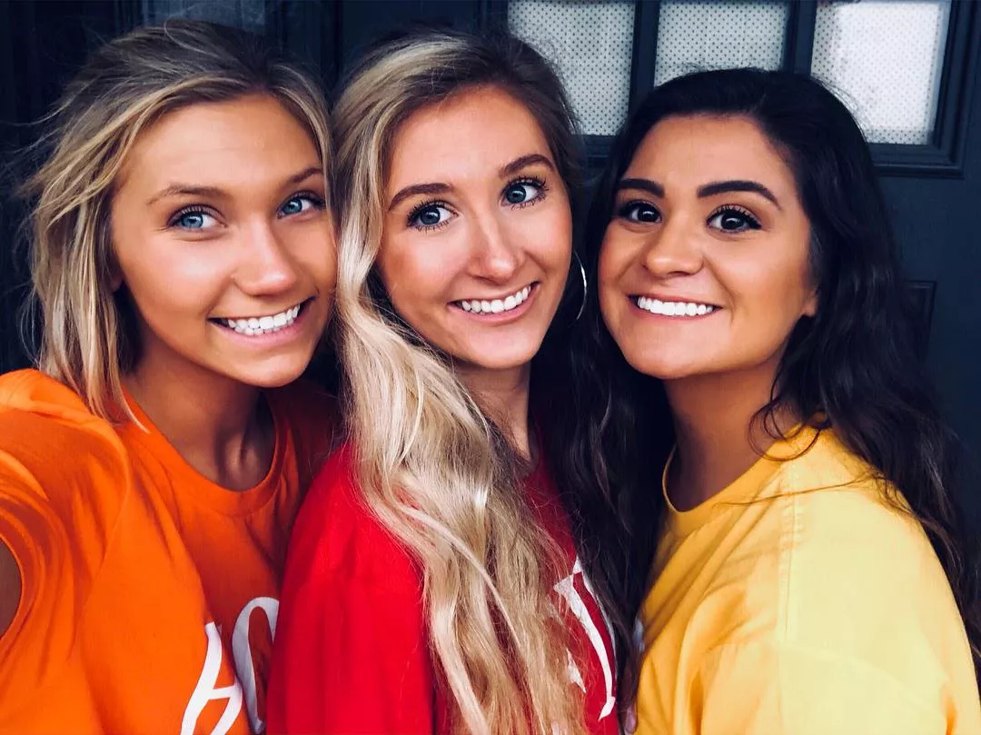 [3] College girls! Orange, red or yellow??