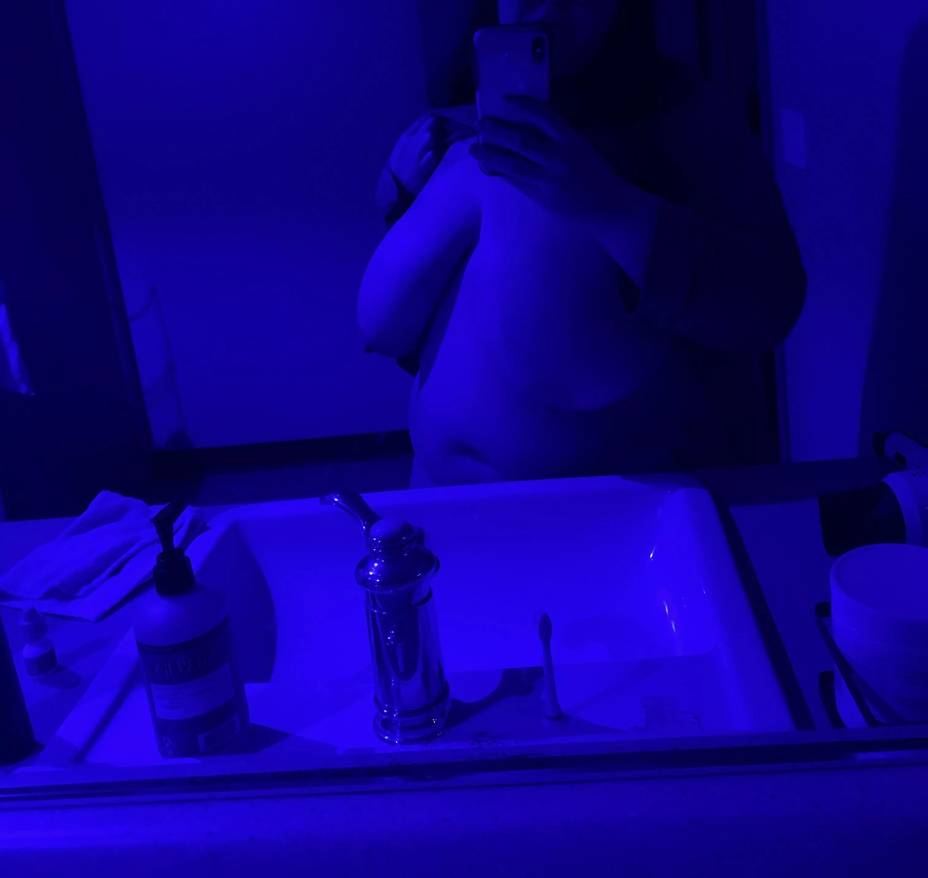 38f, 235, 5’3”. Felt artsy in the blue light.