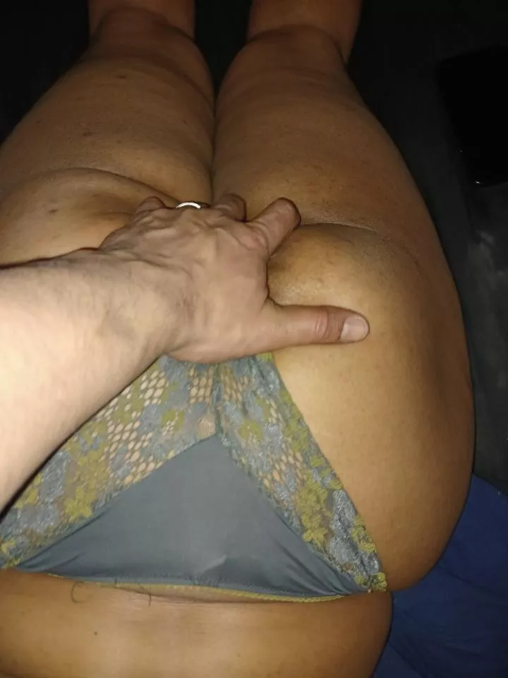 40s Couple.. Gripping that Juicy ass.