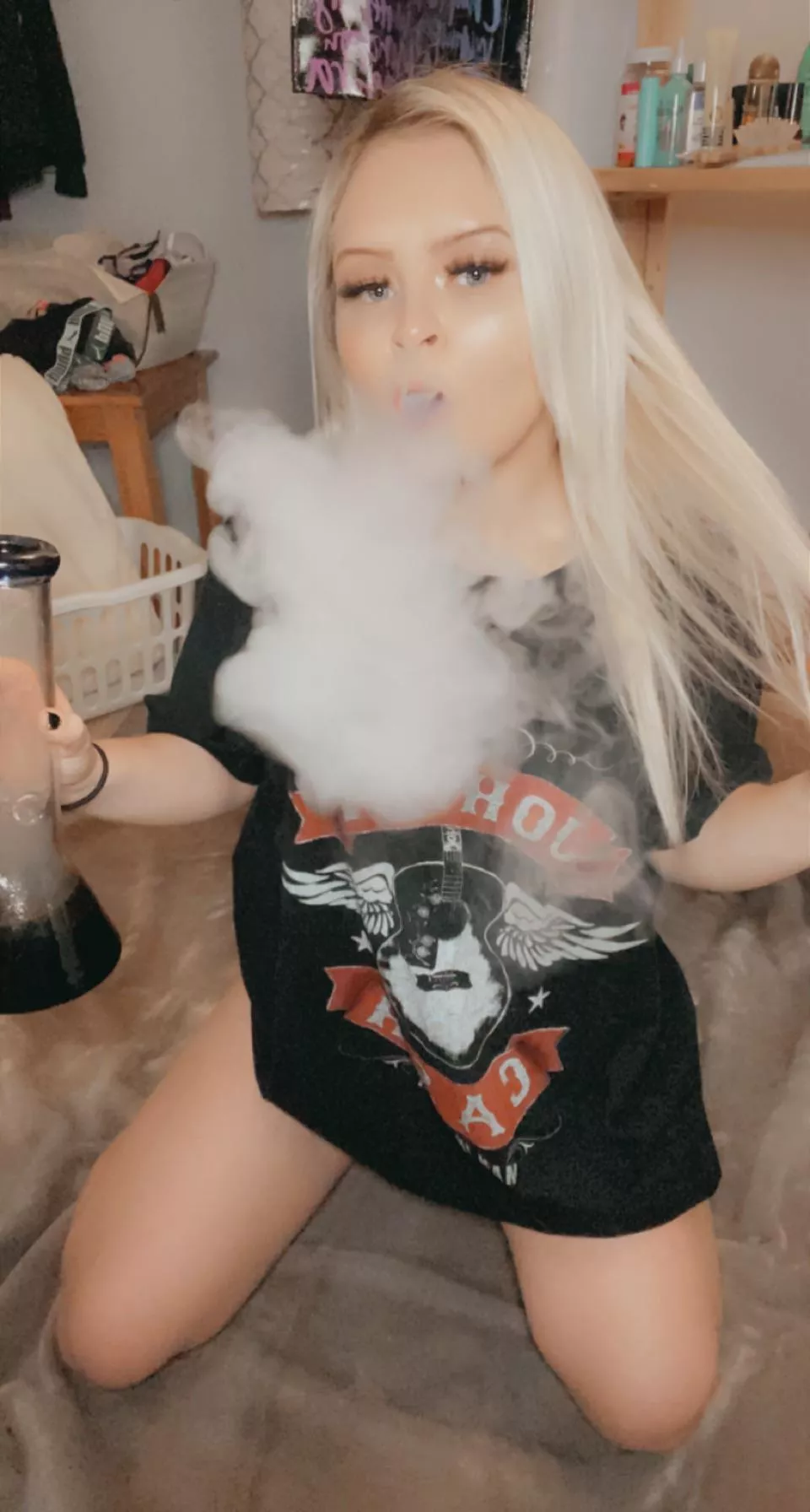 4â€™10 tiny stoner slut at your service ðŸ˜ˆðŸ’–