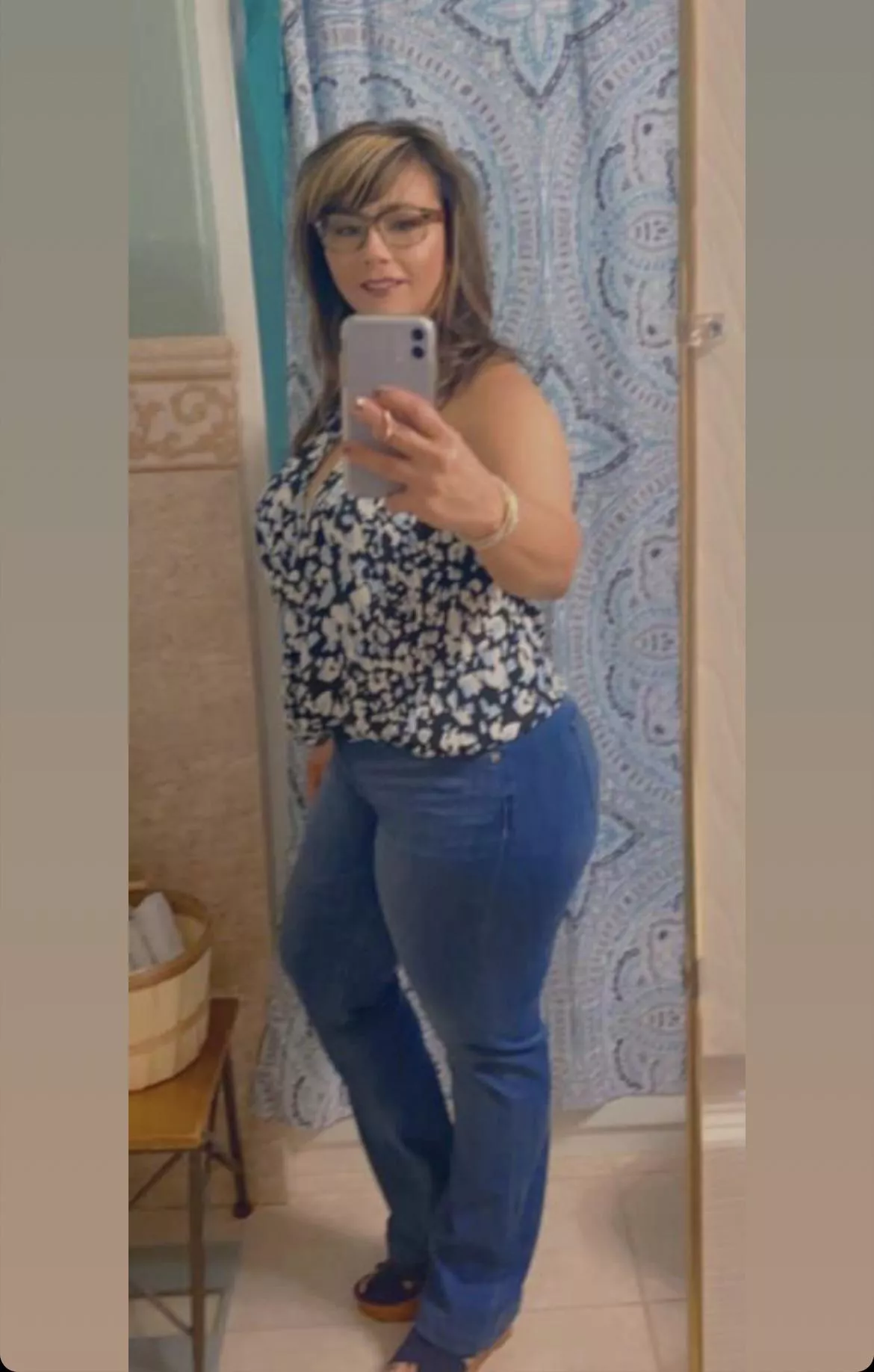 44 yo Latina milf school teacher 😏