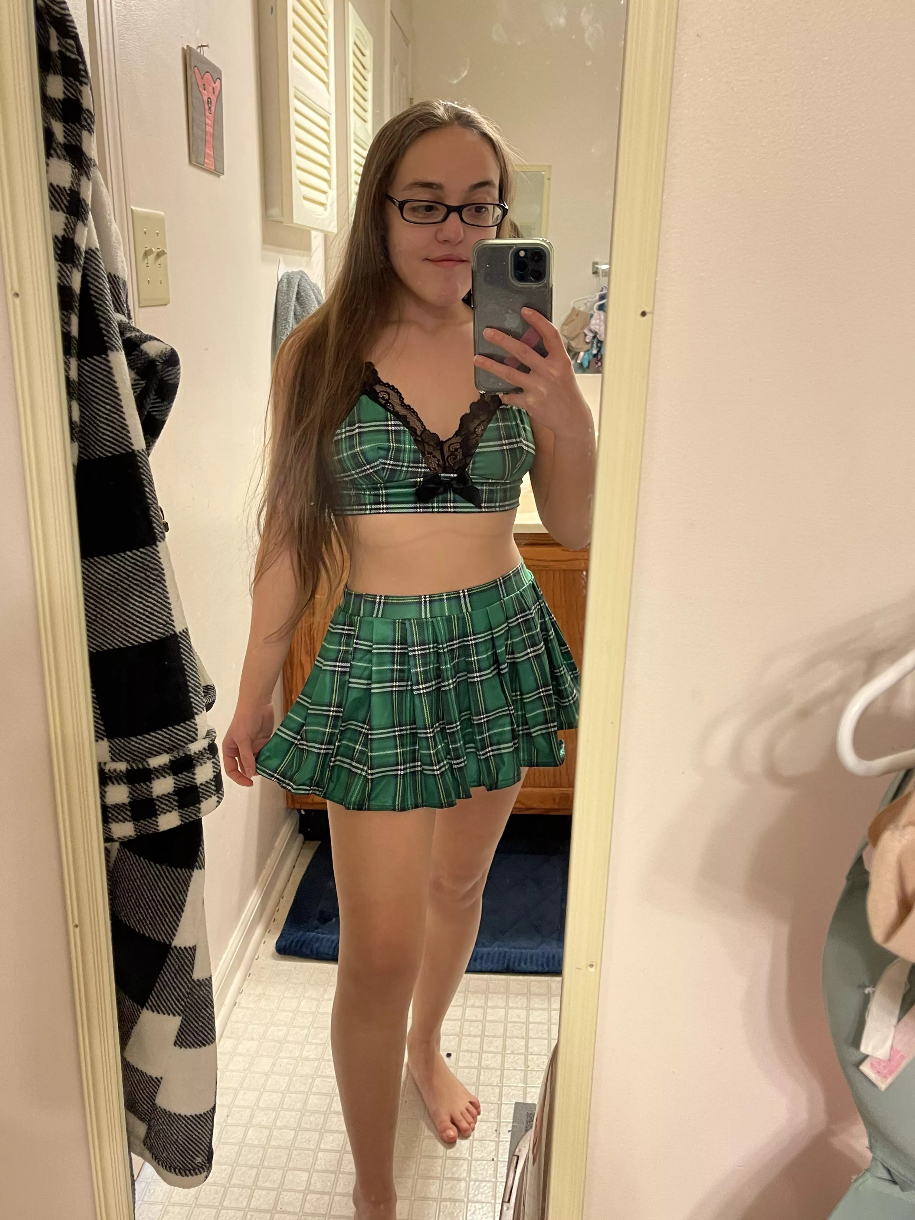 4â€™8 petite smash or pass? ðŸ’š