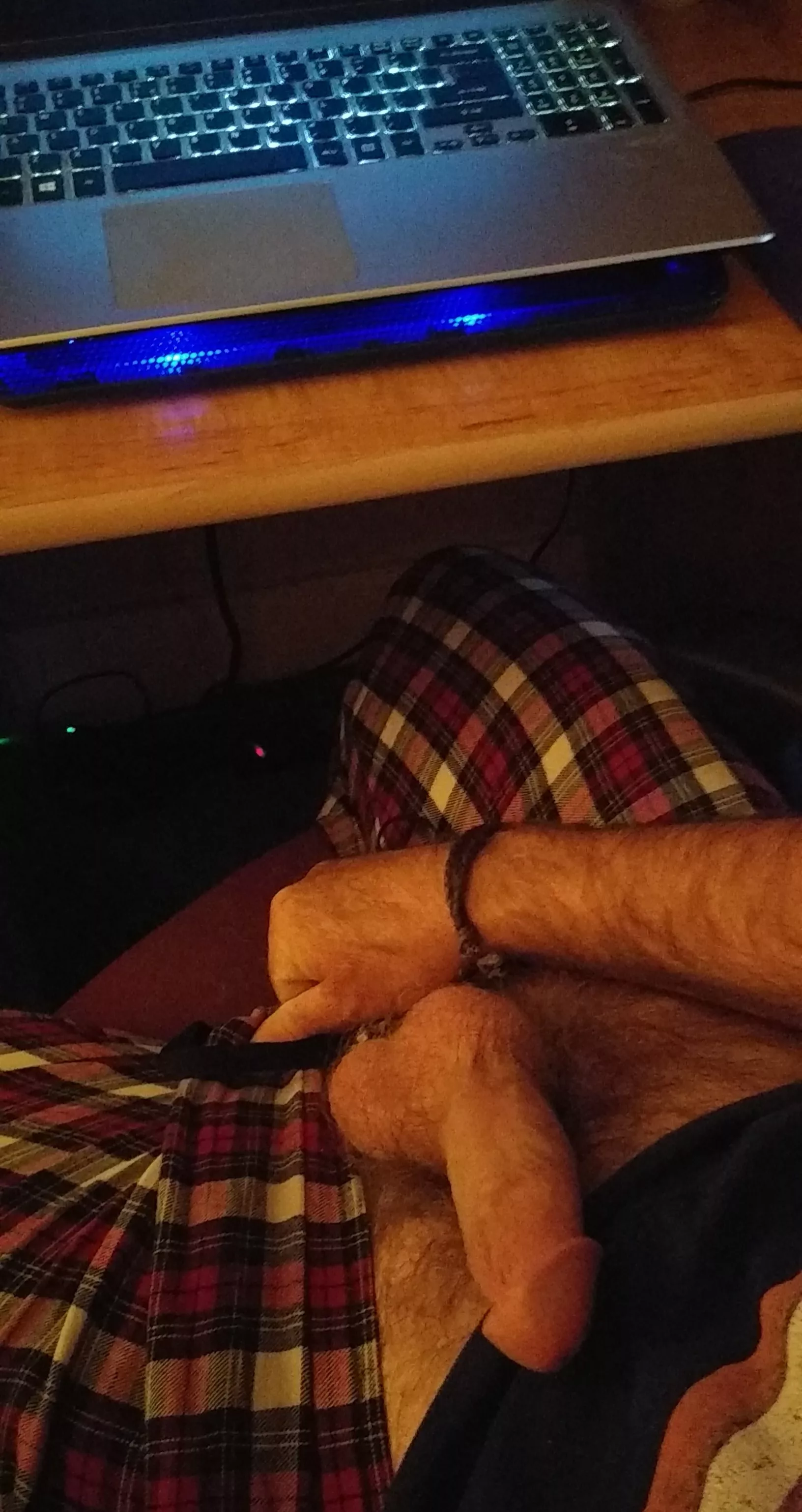 [51] Suck my cock while I work, Princess