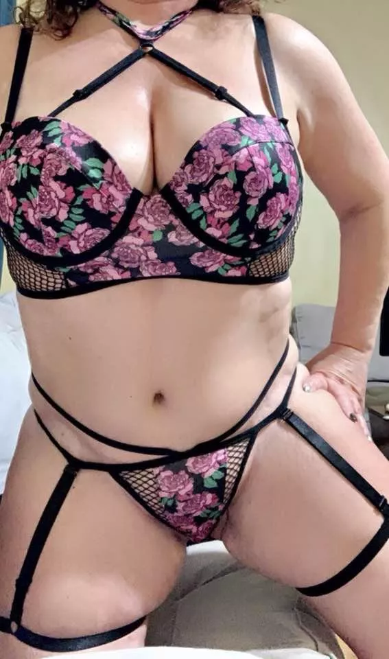 60(F) I love beautiful lingerie to feel sexy!