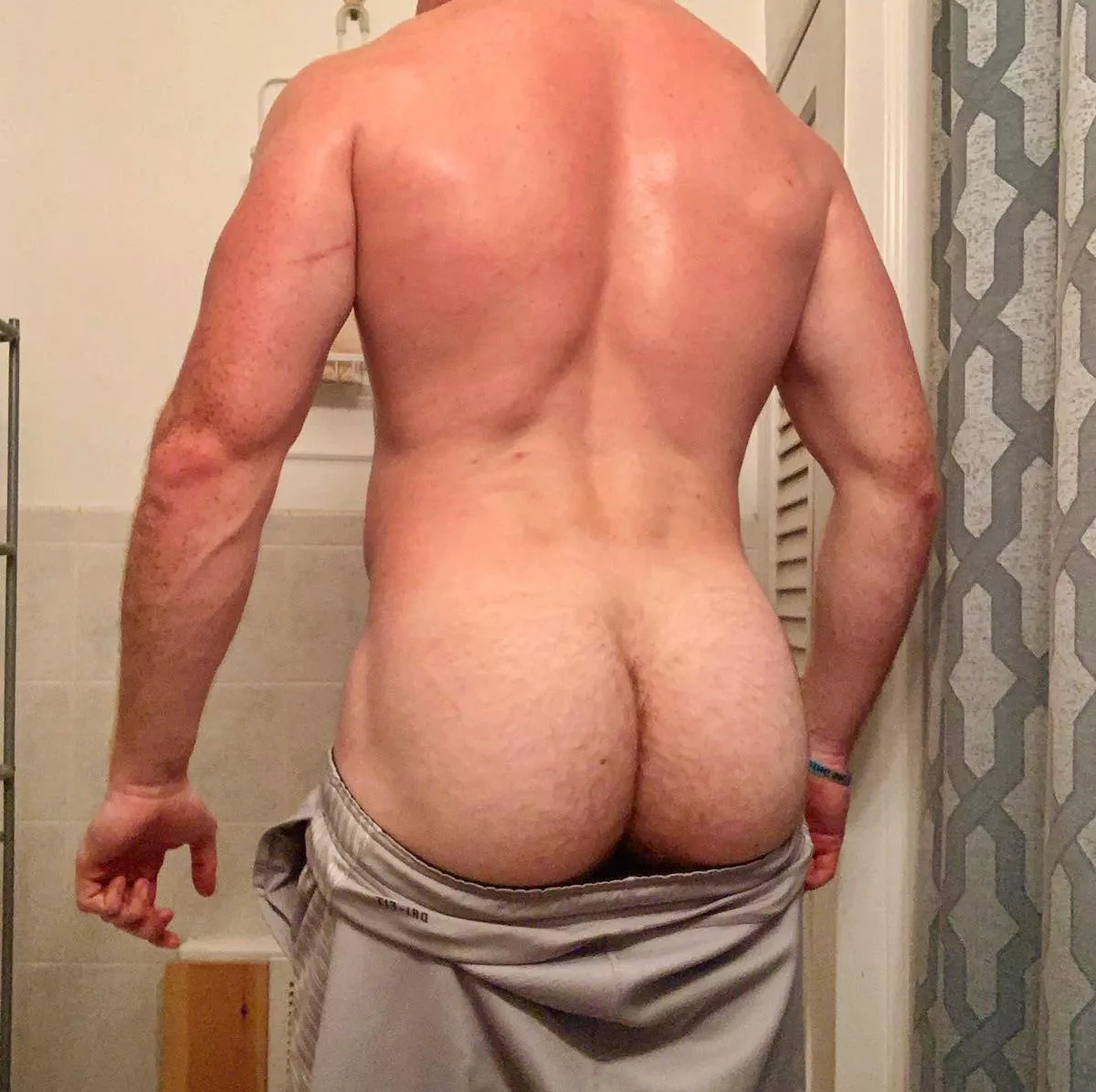 63 fotoball player with a bubble butt (OnlyFans: BradyStorm24 to see me spread it)