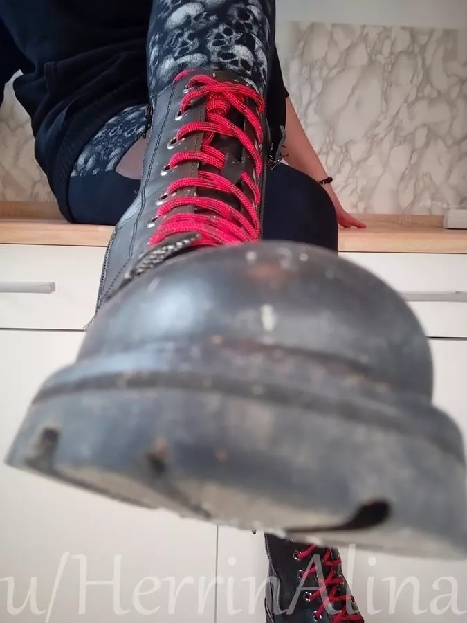 a good slave cleans her mistress boots at any time!! [domme]