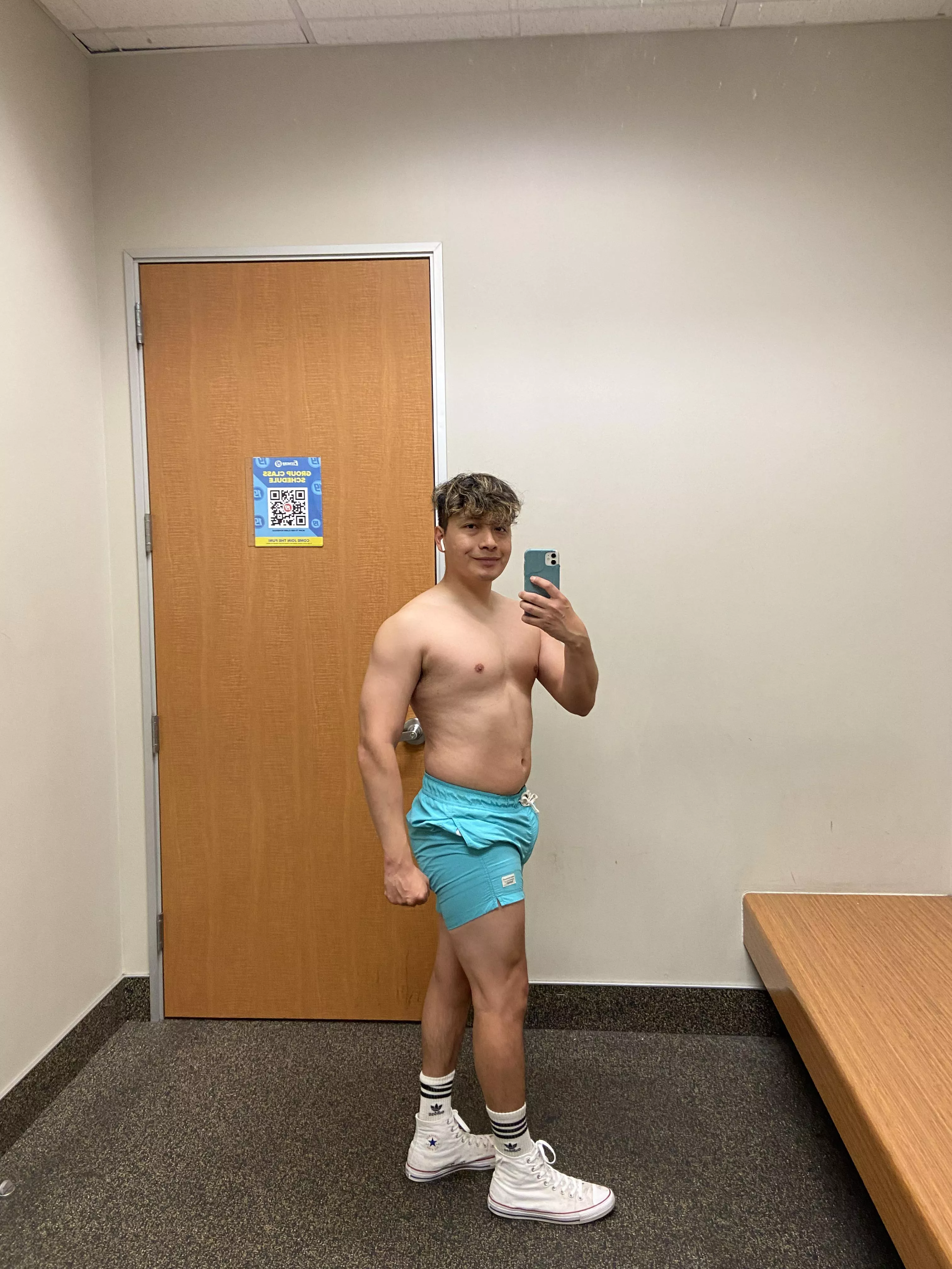 A like to wear bright shorts [m]