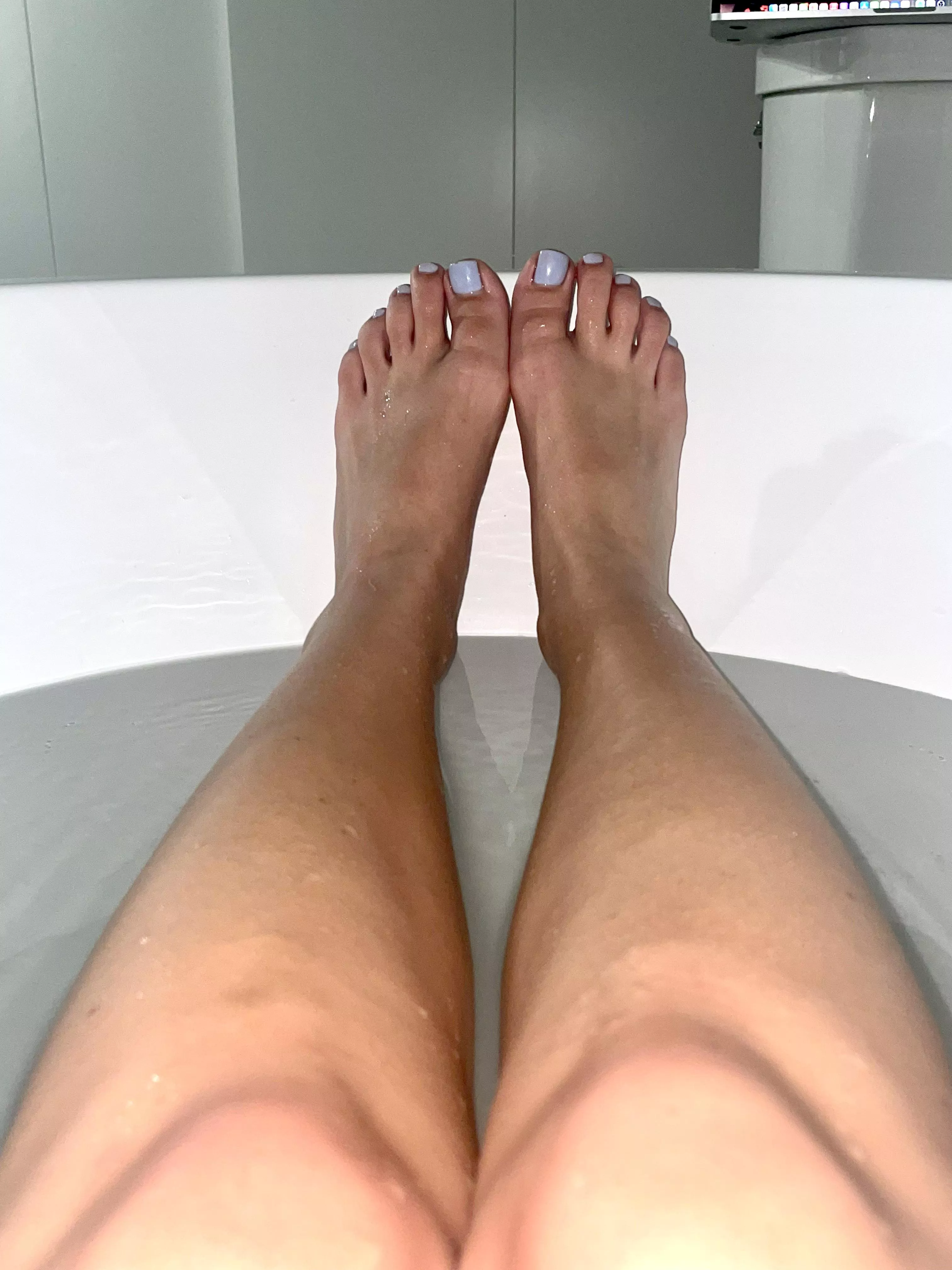 a nice hot bath and sexy small feet