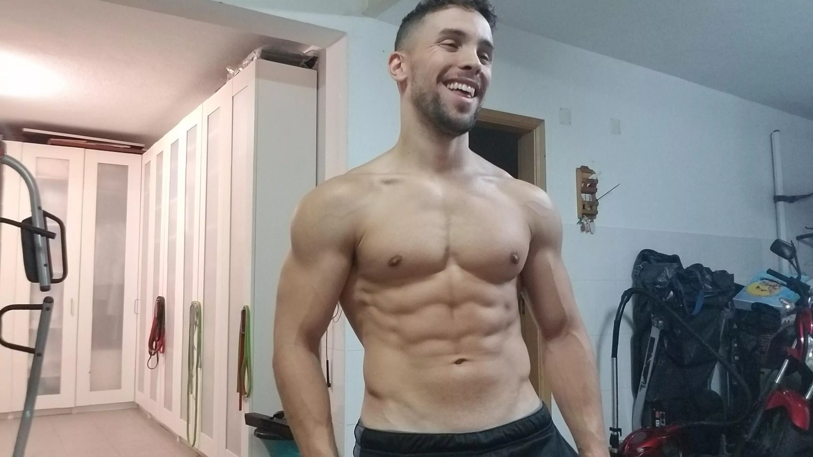 Abs and a smile anyone? DMs open ladies!