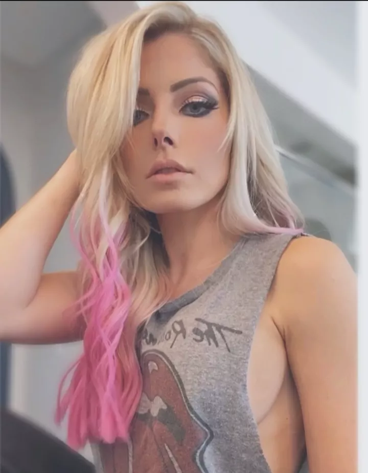 Alexa Bliss side-boob