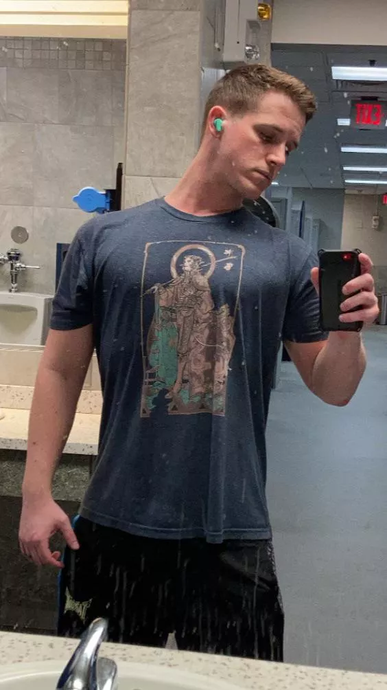 Another gym selfie: featuring a very dirty locker room mirror.