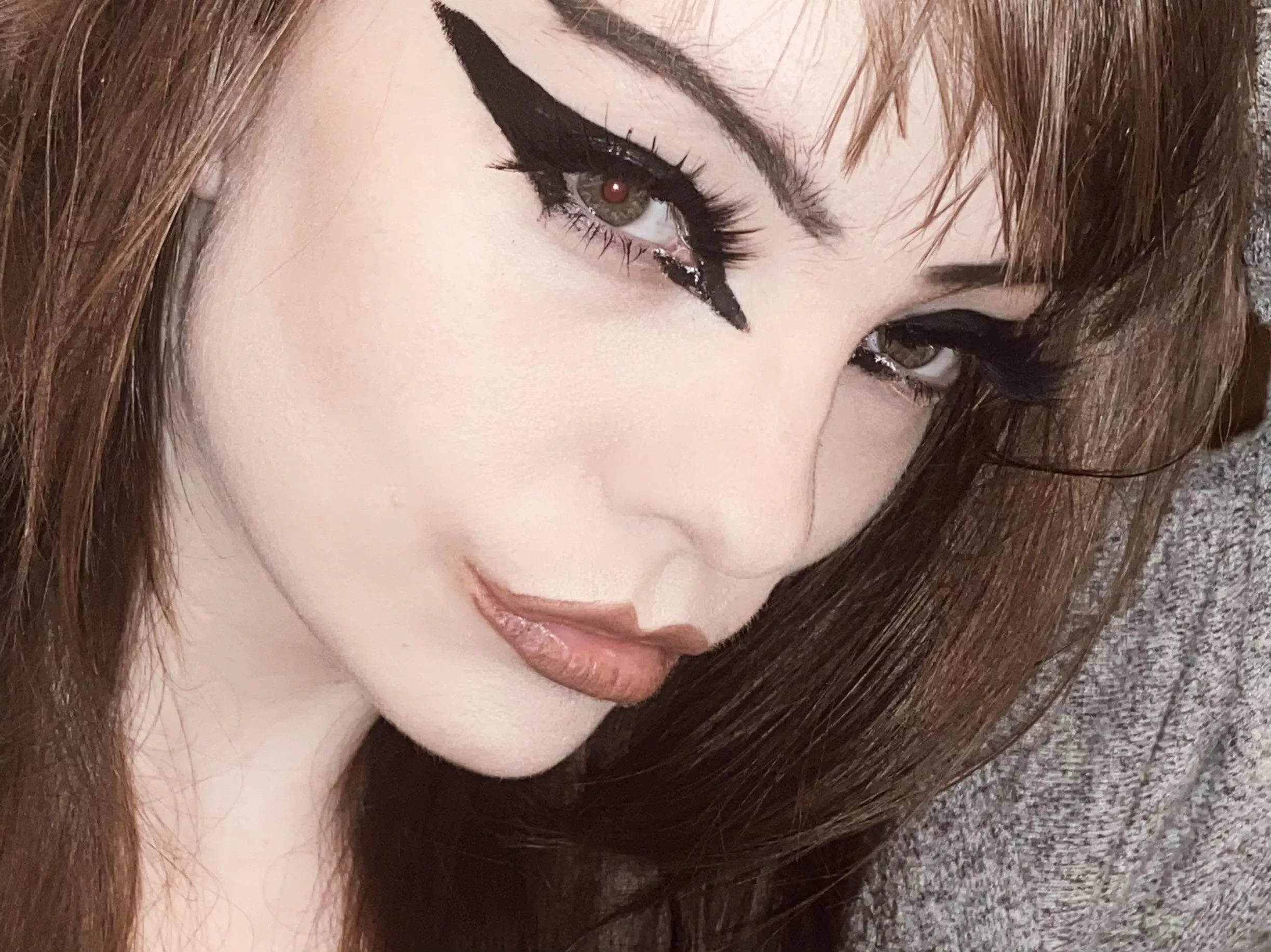 Any fans of heavy eyeliner? 🤔