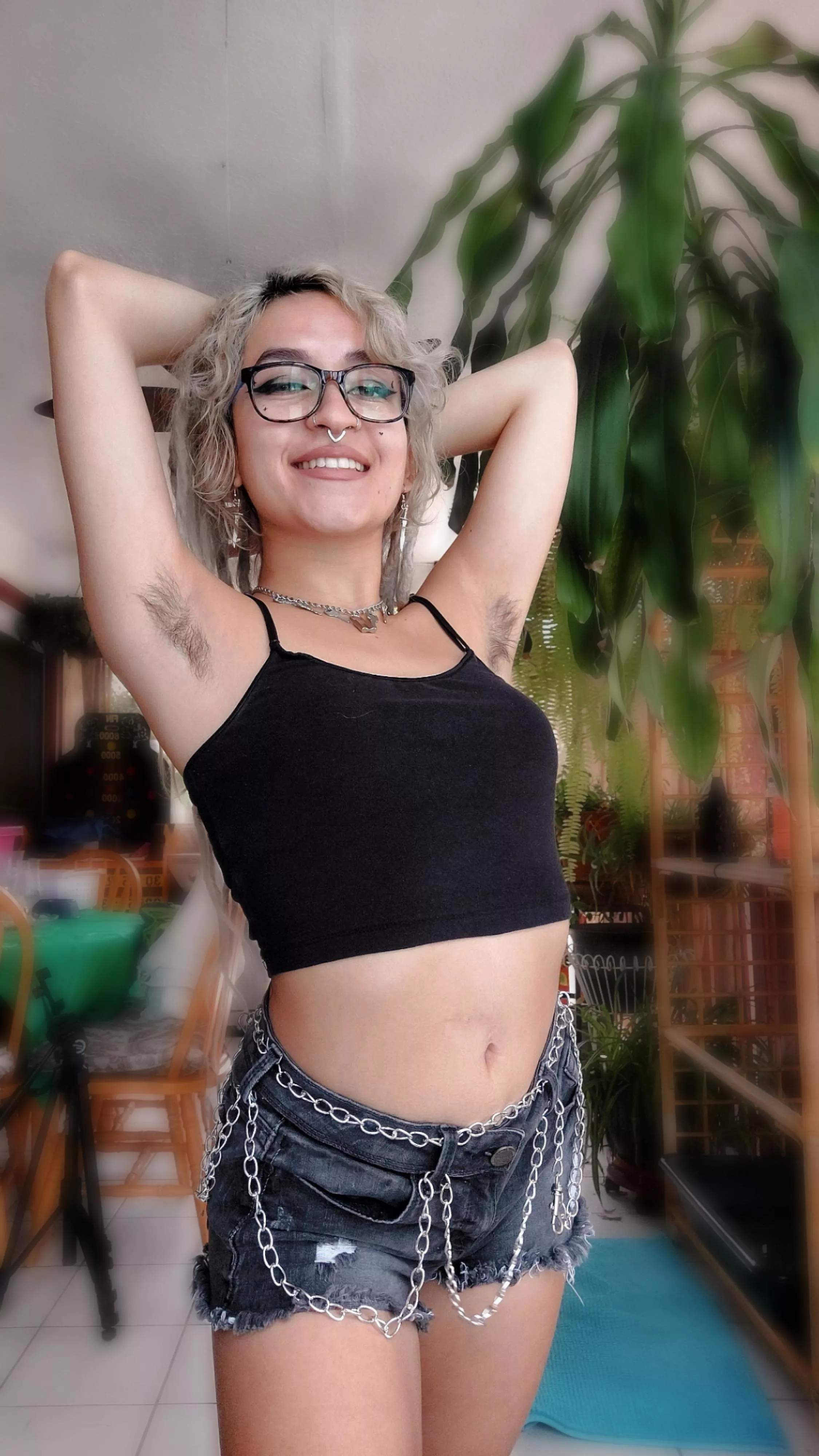 Any love for alt babes with hairy armpits?