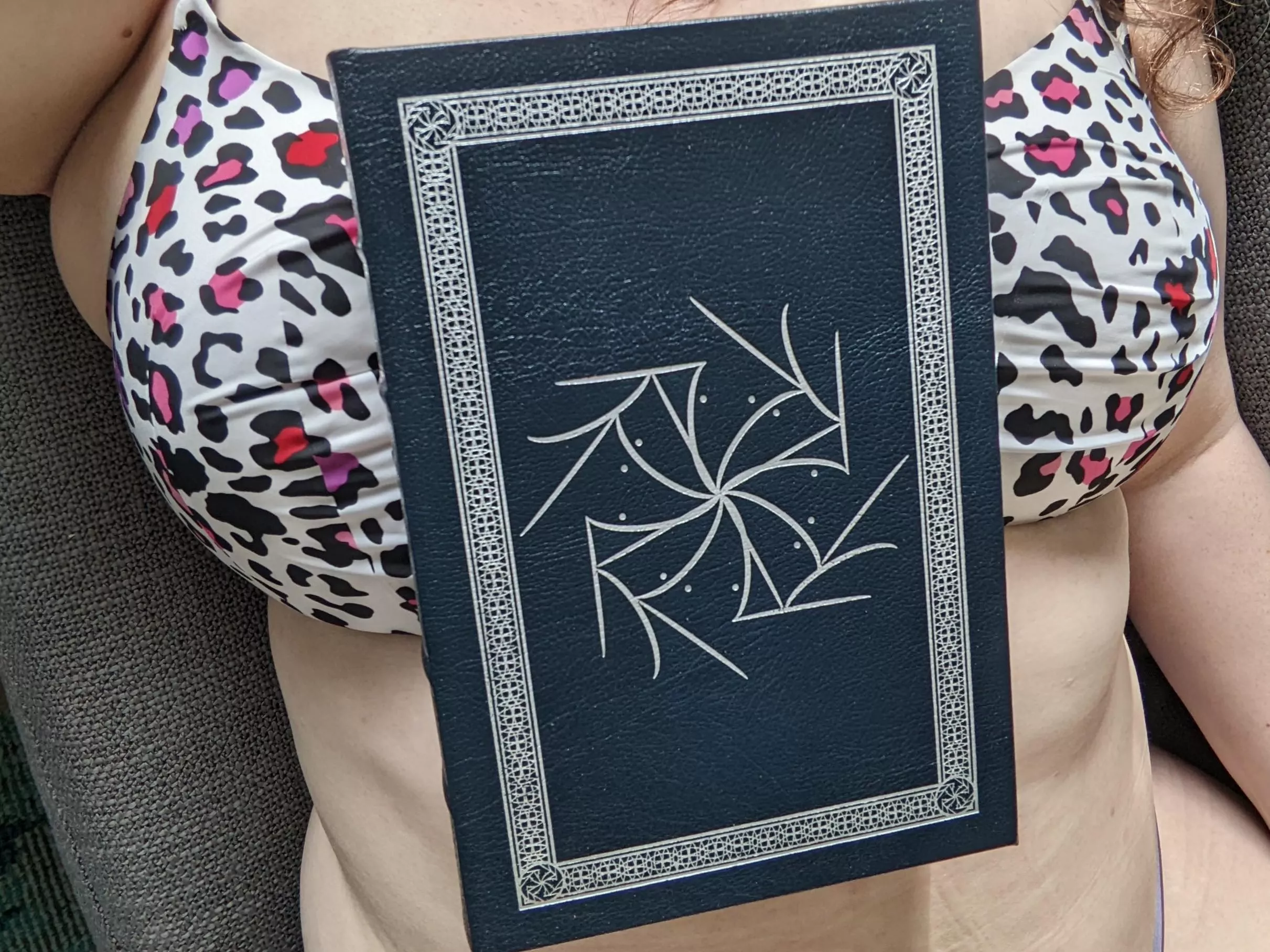 Any Sanderson fans? Just got my first leather-bound Cosmere book: Elantris! Woo! [F]