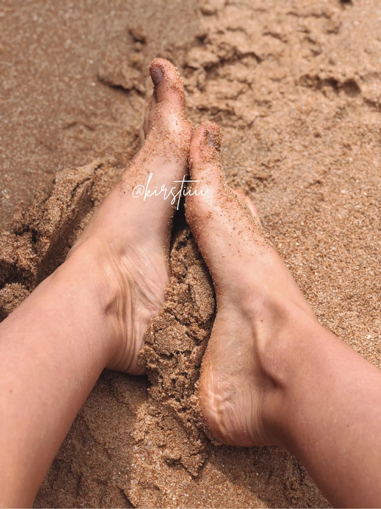 Anyone else like sandy feet? 👣 DM me to chat 😘