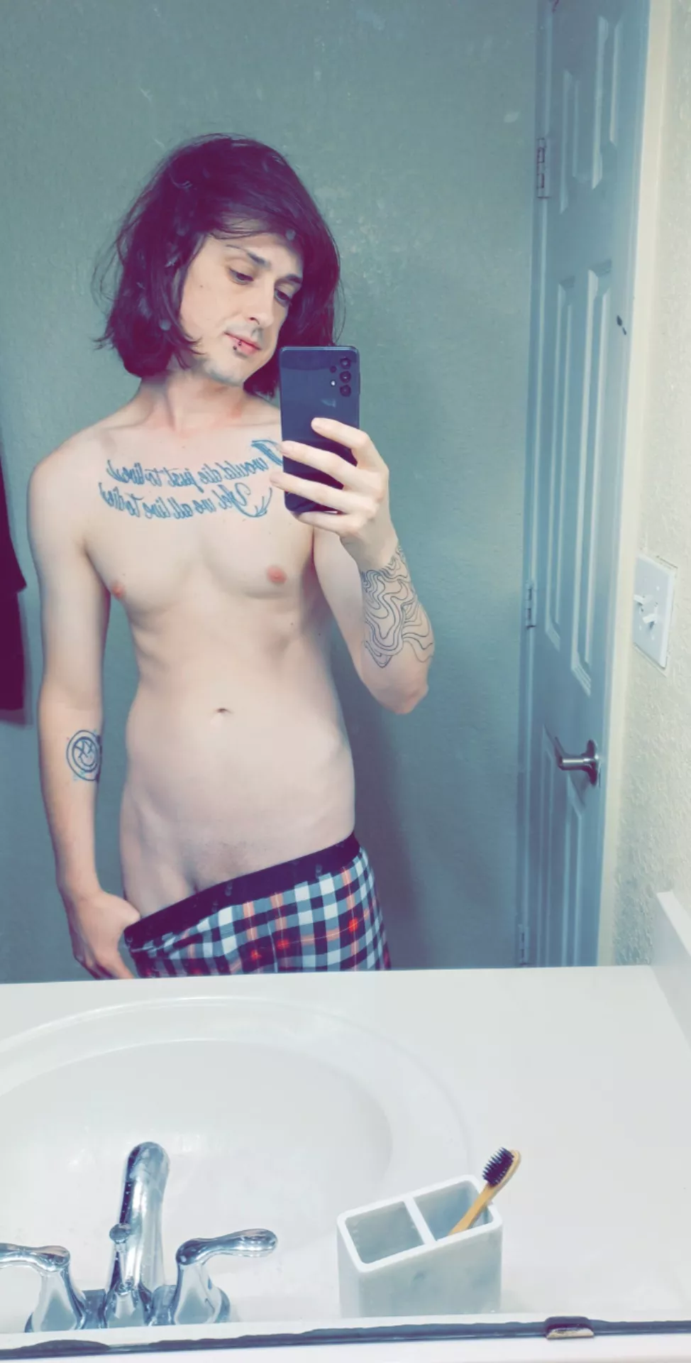 anyone in this sub like pale skinny guys?