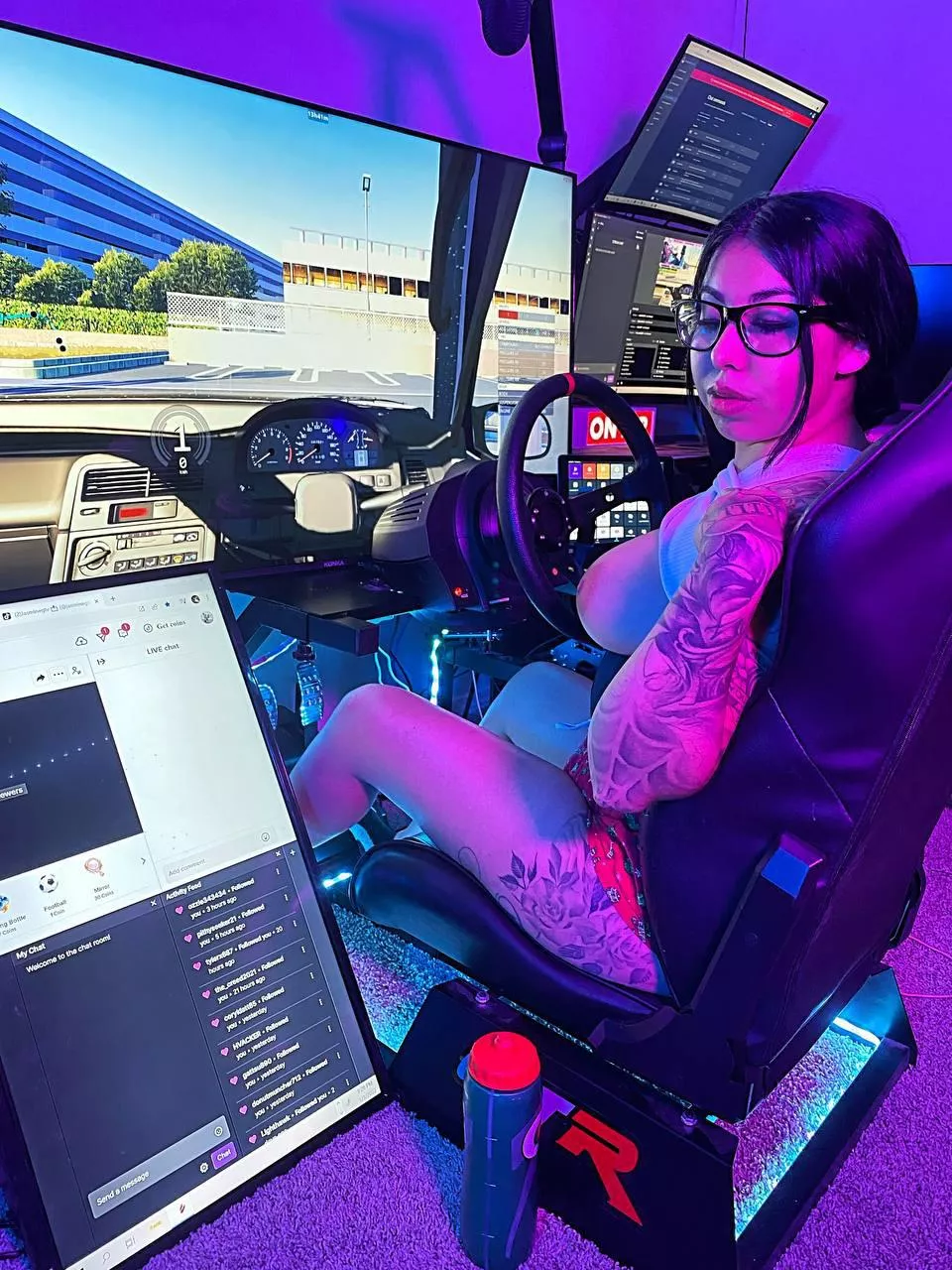 Anyone into sim racing? Or tits 😅