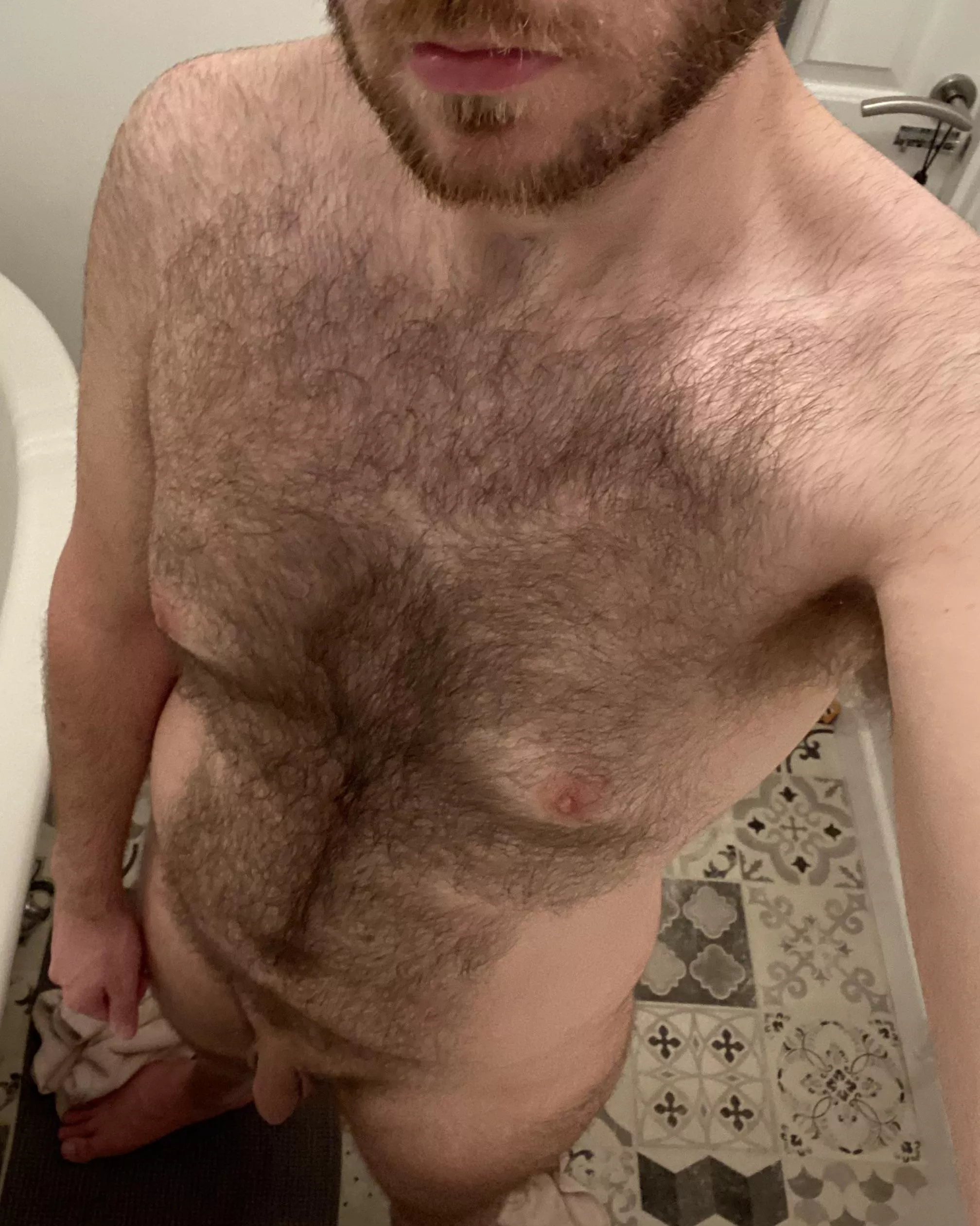 Anyone joining this hairy fucker in the bath? 😜