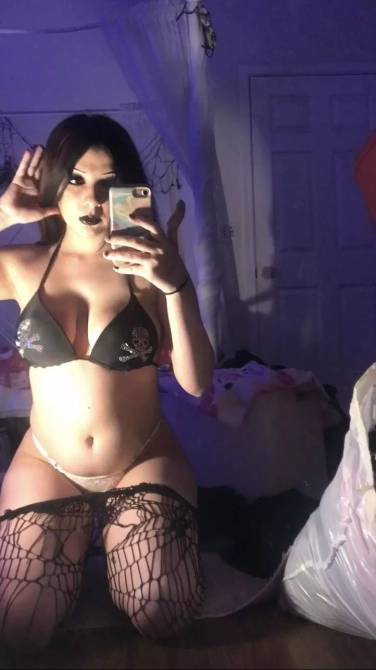 anyone like emo latina slutssss ;)?