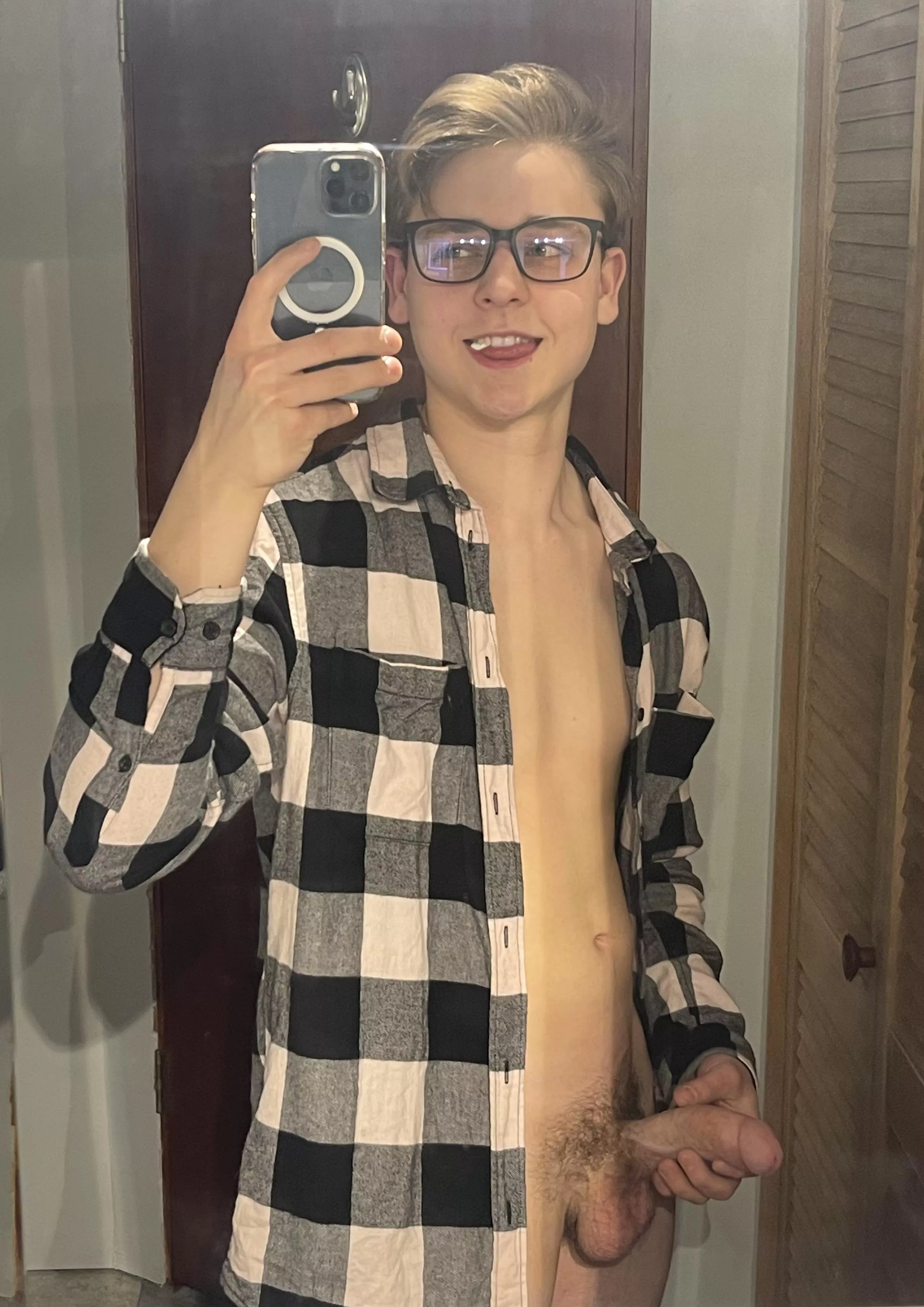 Anyone like nerdy boys with nice cocks?