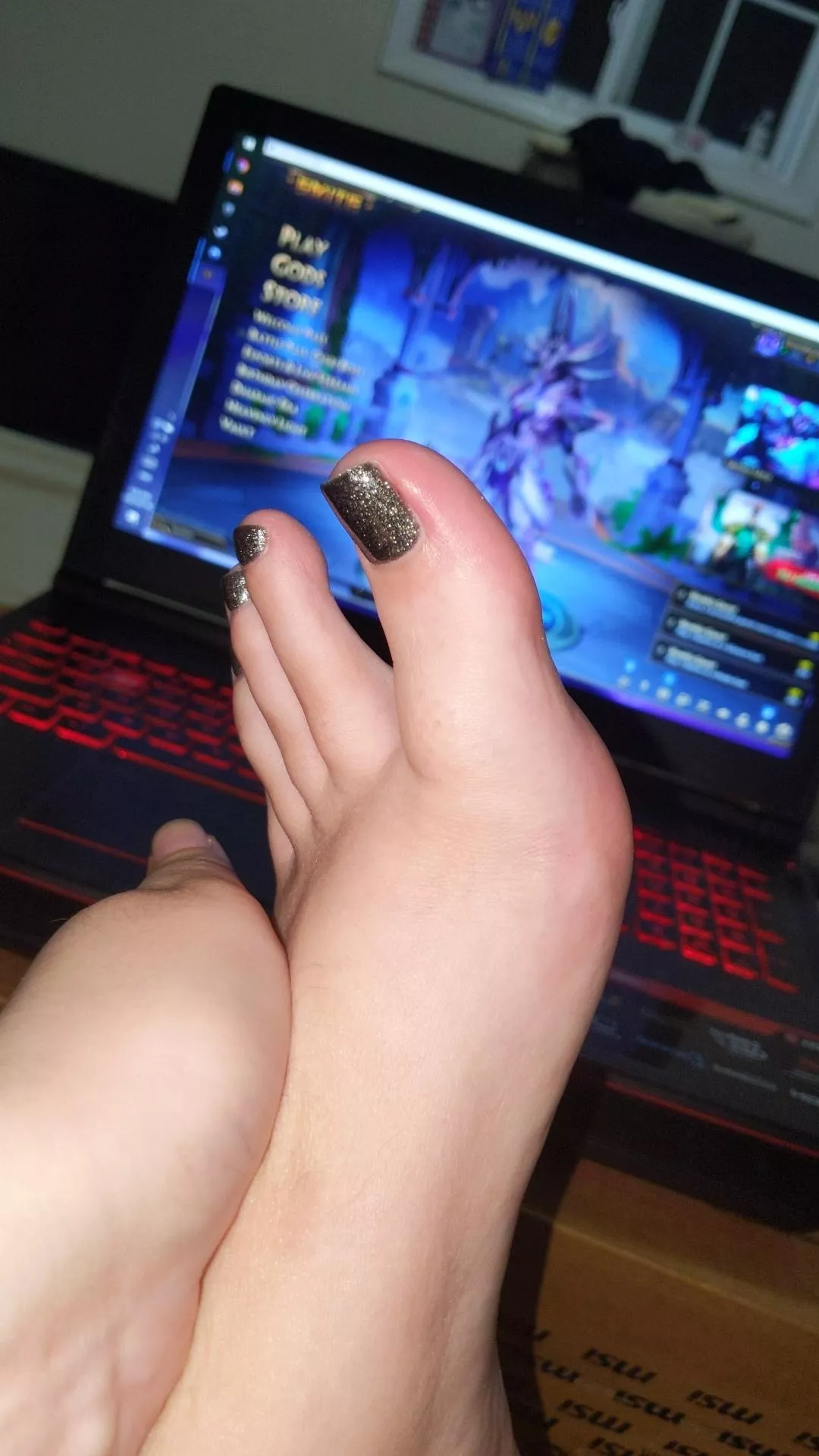 anyone wanna suck on my toes while I play games 💦😏