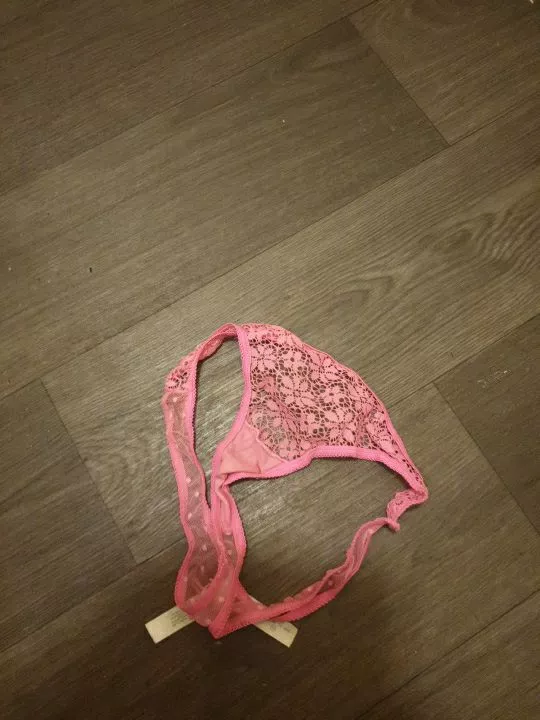 anyone wanna trade sisters panties pics?