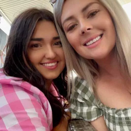 anyone wanna tribute me and my friend 🥰