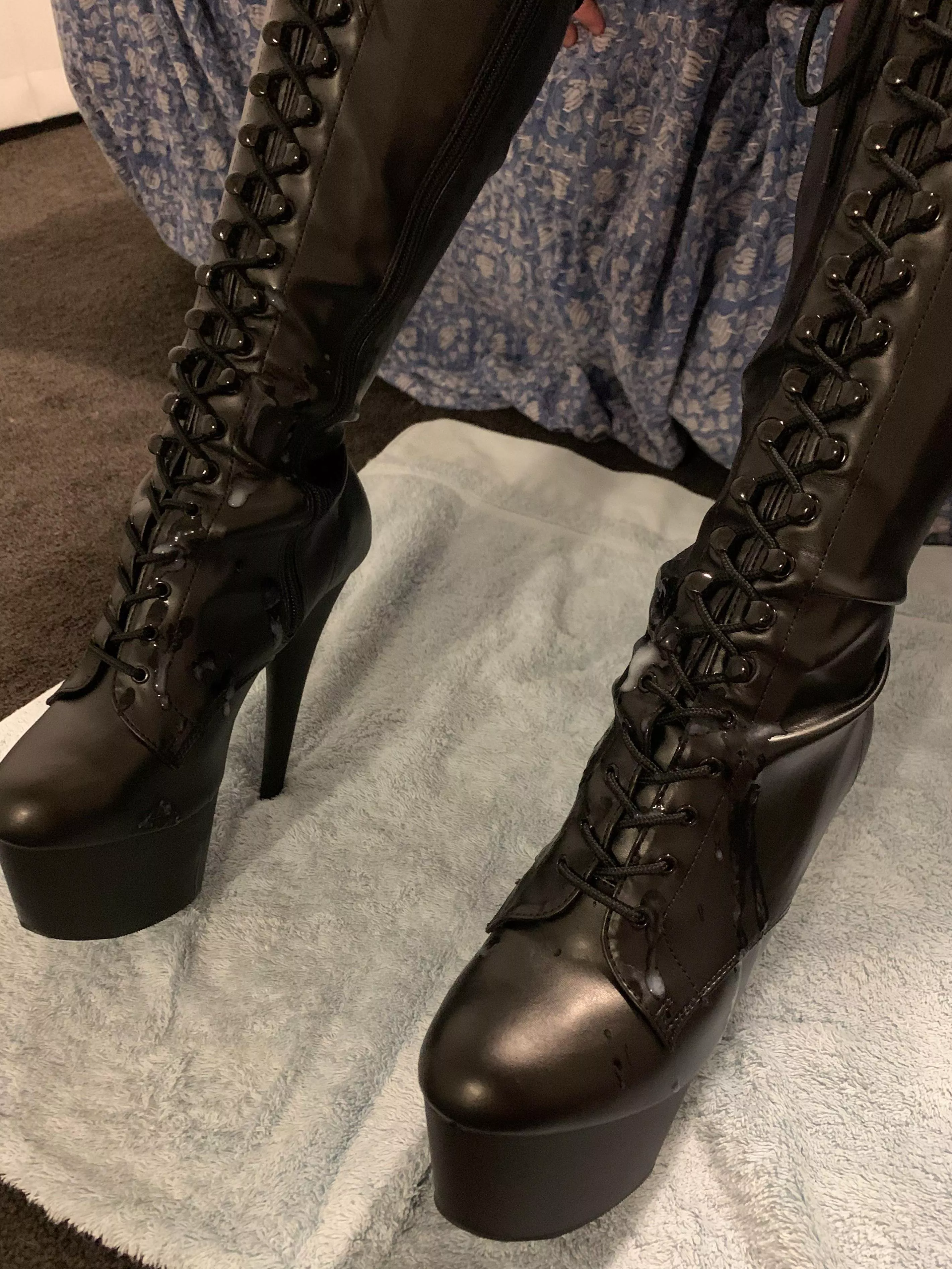 Are boots allowed here?