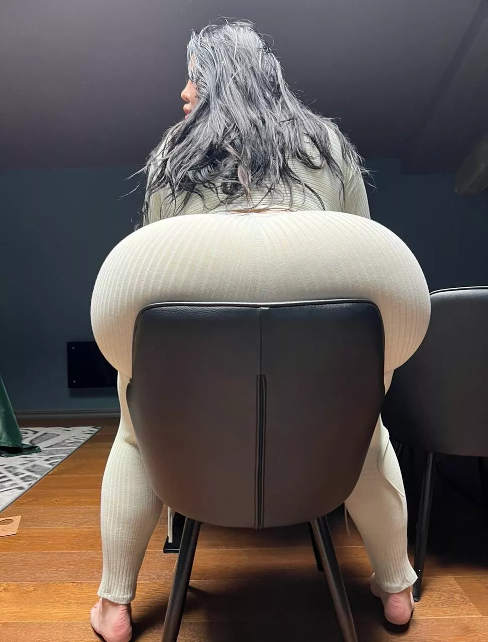 Baby got back, I need bigger chair please 🤣