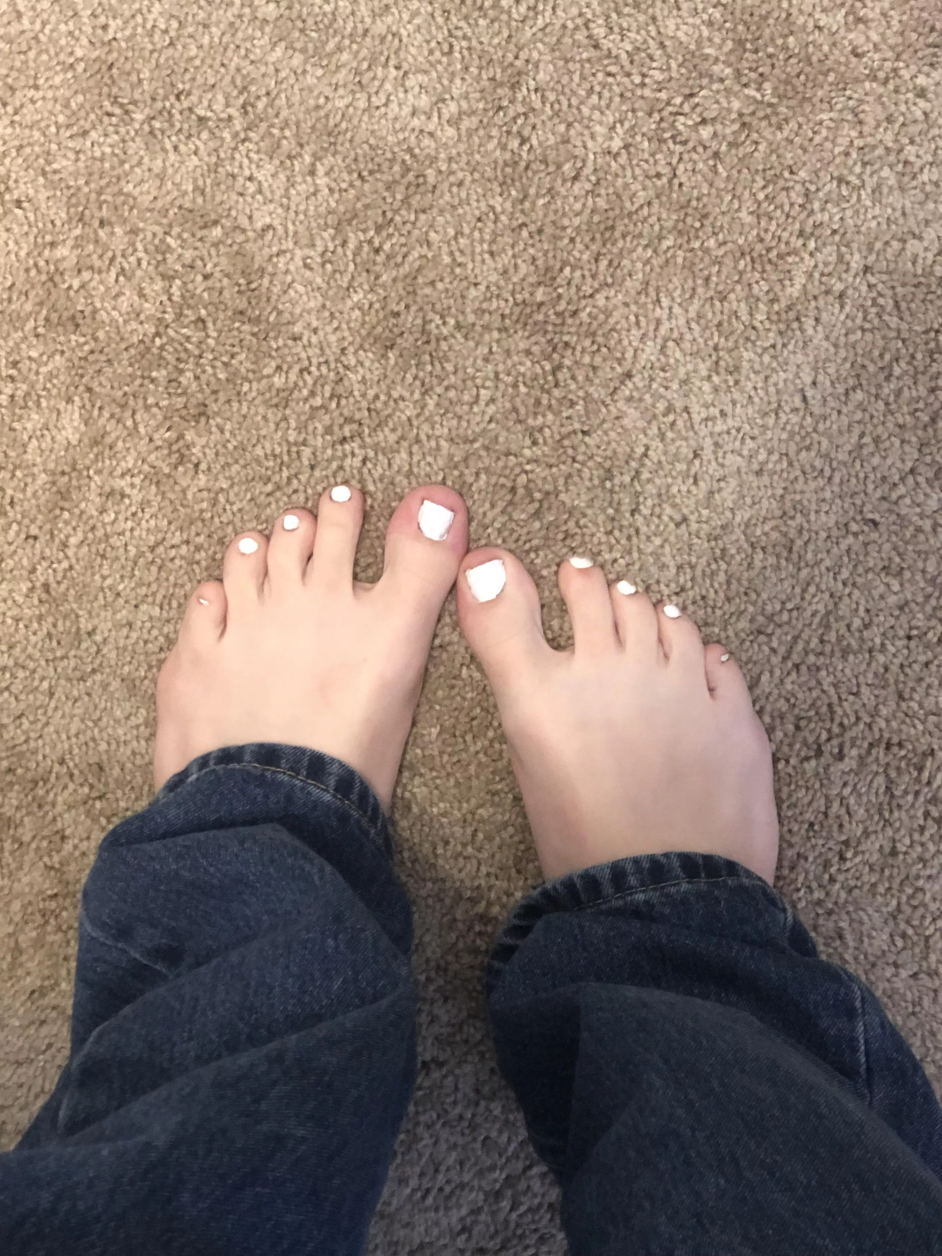 Barefeet and jeans <3