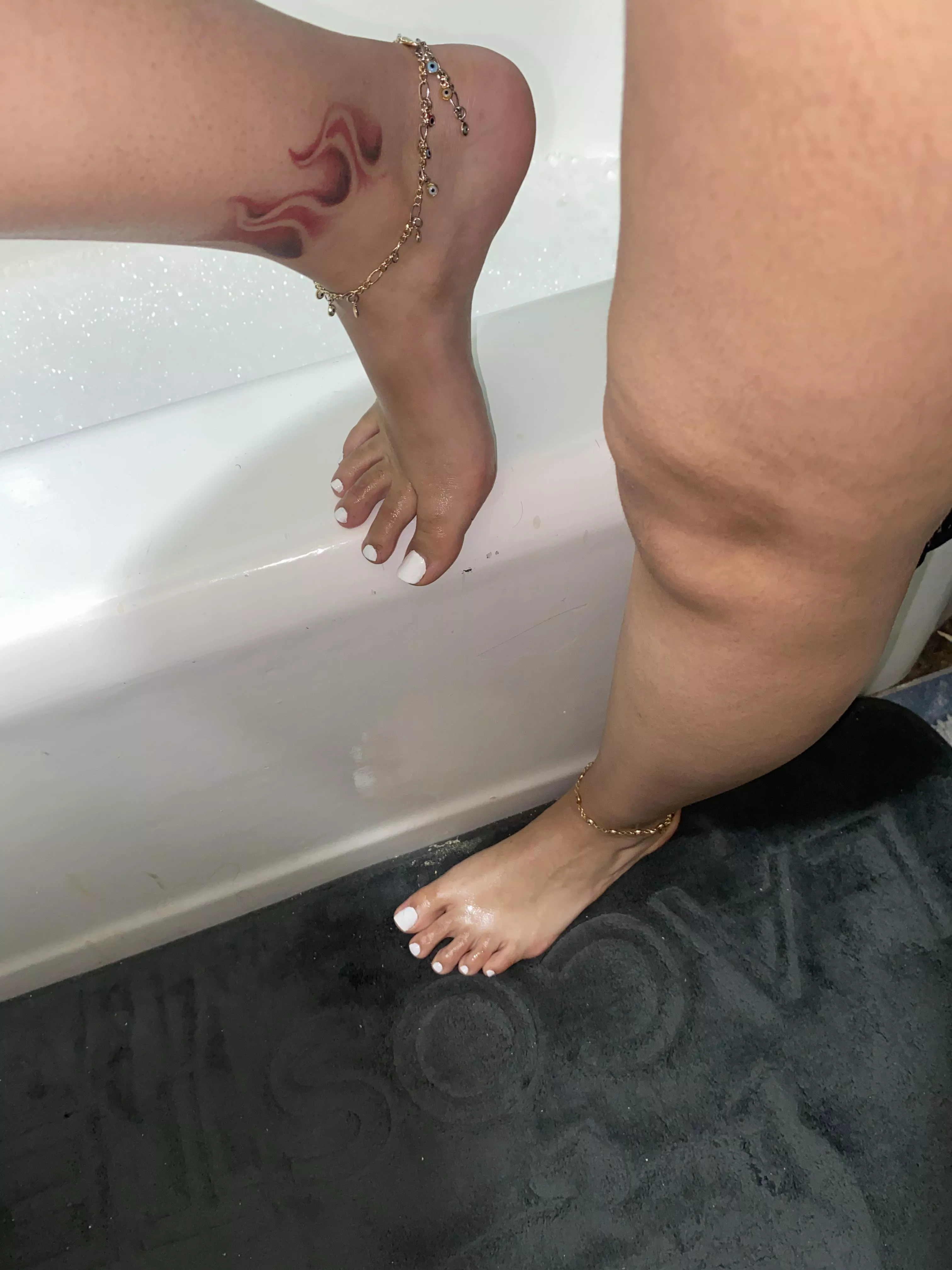 Bath after a giving a great footjob 😈😍🥵💦