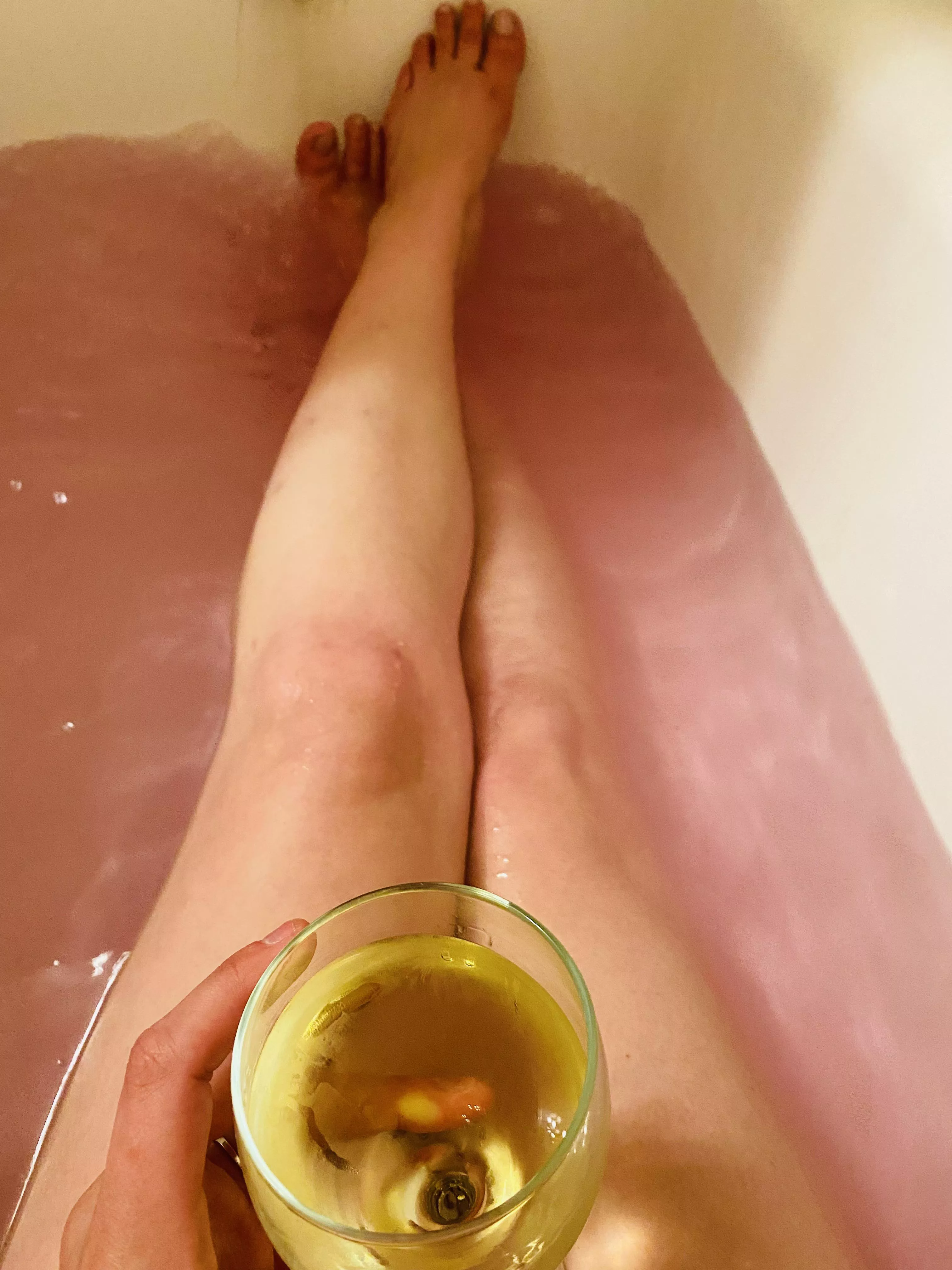 Bath bomb and wine 👌🏻 All I need is good company 😏