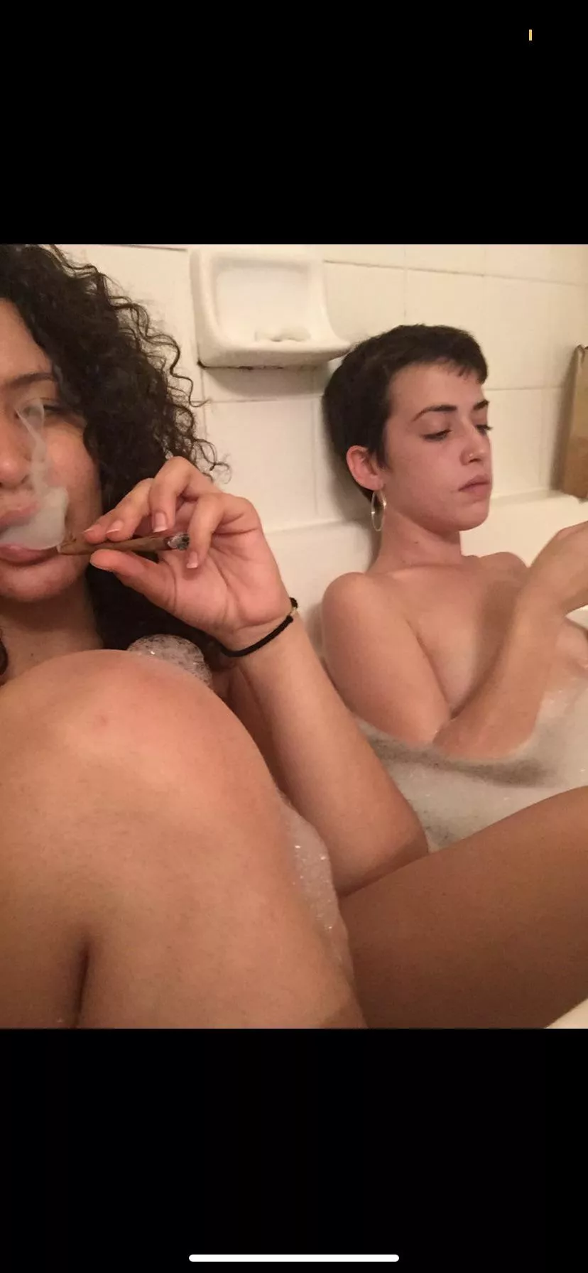 Baths and blunts 🛁 🖤💋