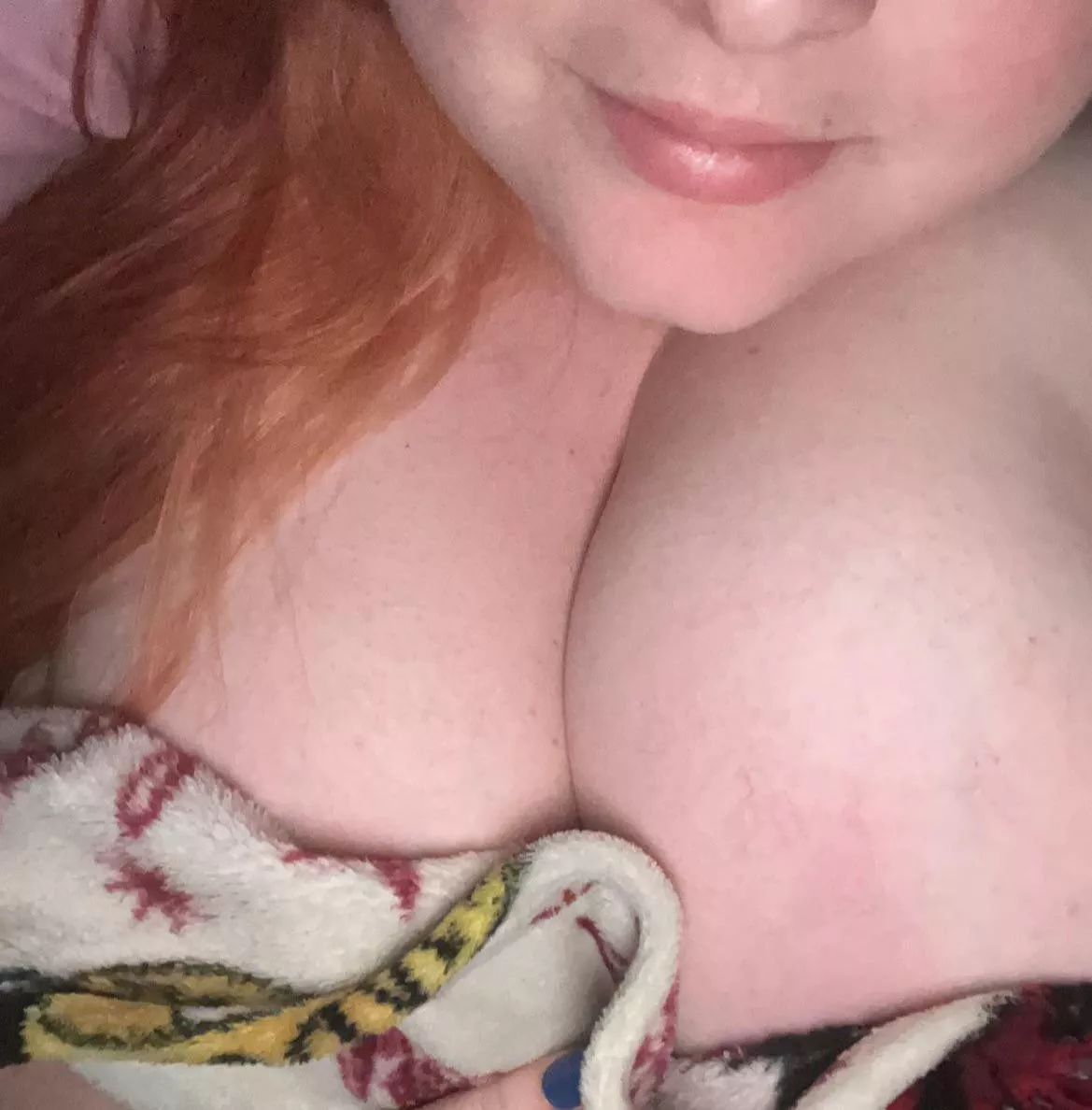 Bedtime cleavage… cuddle me? 🥺